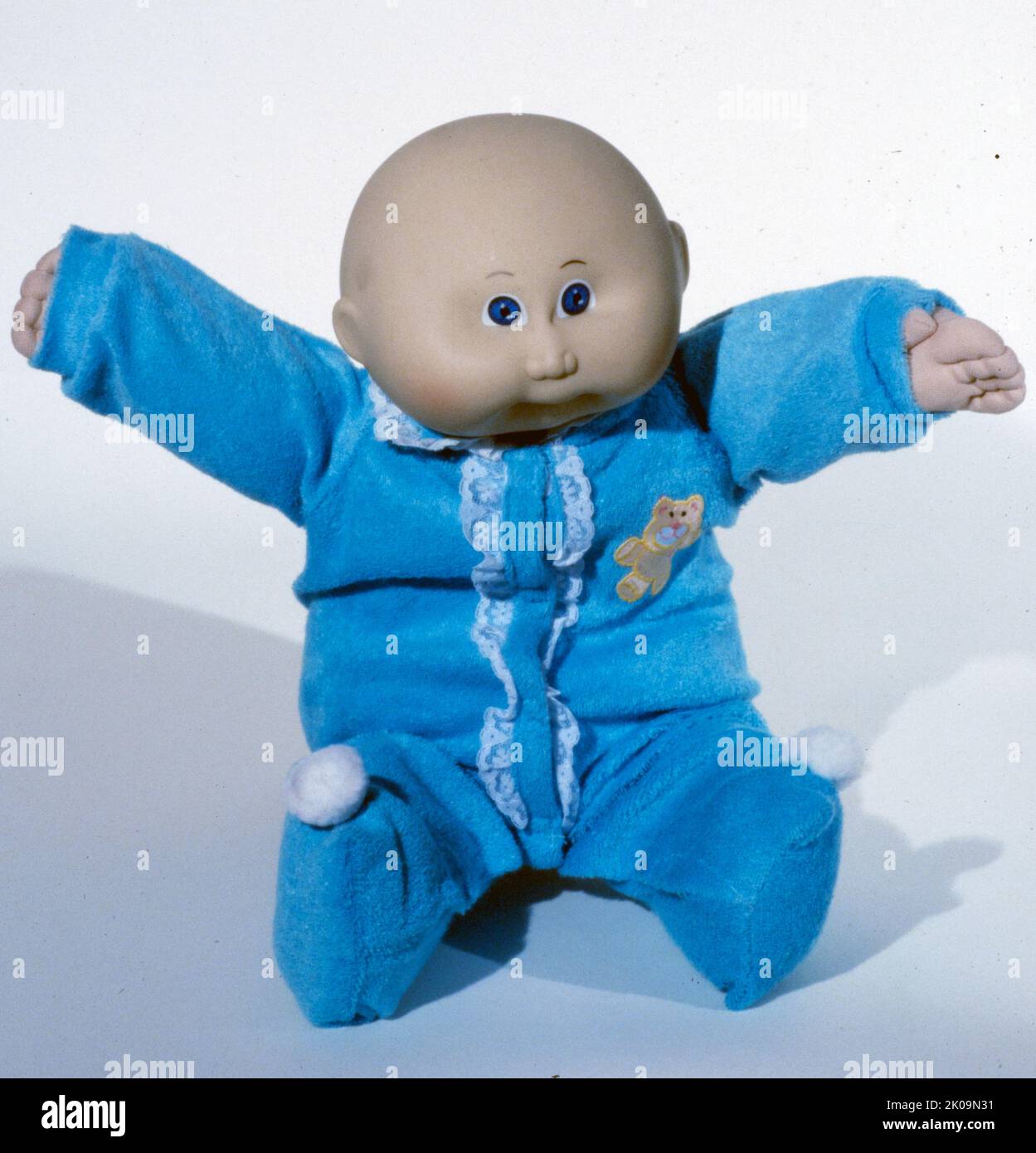 Cohl Patch Kids sind eine Reihe von einzigartigen Stoffpuppen mit Kunststoffköpfen, die erstmals 1982 von Coleco Industries produziert wurden. Inspiriert wurden sie von den weichen, von Xavier Roberts als Sammlerstücke verkauften Little People-Puppen, die 1978 im US-amerikanischen Copyright Office als „The Little People“ registriert wurden. Die Marke wurde von Roger L. Schlaifer in „Cabbage Patch Kids“ umbenannt, als er 1982 die exklusiven weltweiten Lizenzrechte erwarb. Stockfoto