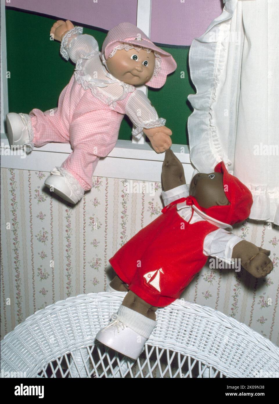 Cohl Patch Kids sind eine Reihe von einzigartigen Stoffpuppen mit Kunststoffköpfen, die erstmals 1982 von Coleco Industries produziert wurden. Inspiriert wurden sie von den weichen, von Xavier Roberts als Sammlerstücke verkauften Little People-Puppen, die 1978 im US-amerikanischen Copyright Office als „The Little People“ registriert wurden. Die Marke wurde von Roger L. Schlaifer in „Cabbage Patch Kids“ umbenannt, als er 1982 die exklusiven weltweiten Lizenzrechte erwarb. Stockfoto