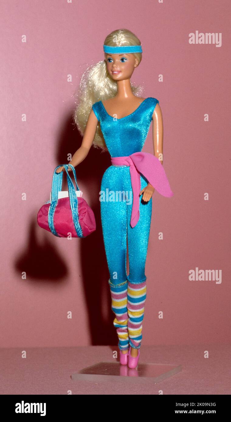 Barbie ist eine Modepuppe, die vom amerikanischen Spielzeughersteller Mattel, Inc. Hergestellt und im März 1959 auf den Markt gebracht wurde. Der amerikanischen Geschäftsfrau Ruth Handler wird die Entstehung der Puppe zugeschrieben, die von einer deutschen Puppe namens Bild Lilli inspiriert wurde. Stockfoto