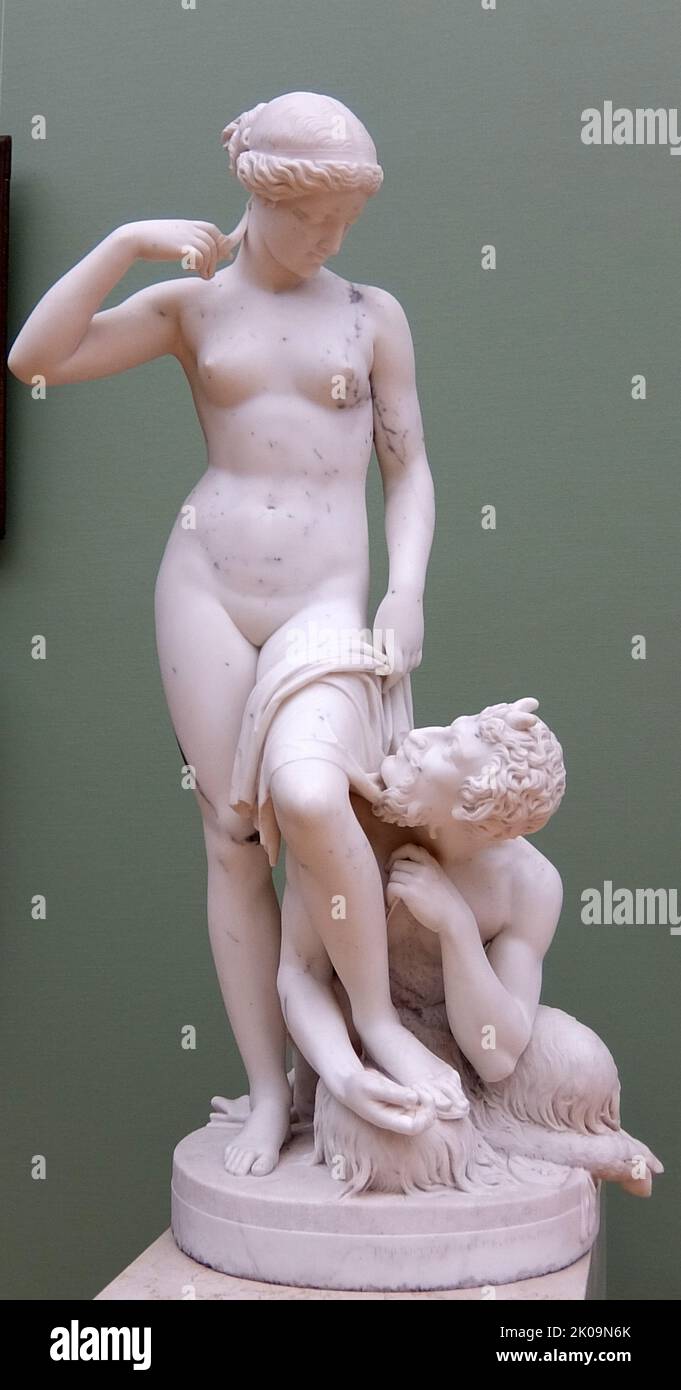 Marmorskulptur des russischen Künstlers Pjotr Stavasser (1816-1850), die einen Satyr zeigt, der vor den Füßen einer Nymphe kniet. Satyrs, auch bekannt als silenos, waren promiskuöse Gefährten des gottes Dionysus. 1845. Stockfoto