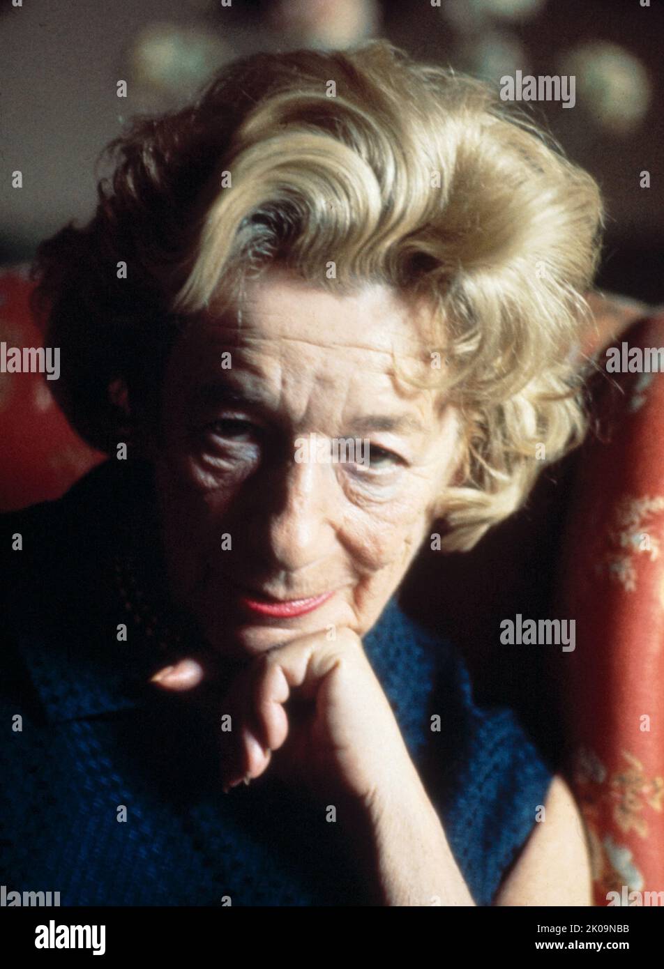 Lillian Florence Hellman (1905 - 1984) amerikanische Dramatikerin, Autorin und Drehbuchautorin, die für ihren Erfolg am Broadway, ihre kommunistischen Sympathien und ihren politischen Aktivismus bekannt ist. Sie wurde auf die schwarze Liste gesetzt, nachdem sie vor dem Ausschuss für UN-amerikanische Aktivitäten (HUAC) des Repräsentantenhauses auf dem Höhepunkt der antikommunistischen Kampagnen von 1947 bis 1952 auftrat. Obwohl sie 1950s am Broadway arbeitete, führte ihre schwarze Liste durch die amerikanische Filmindustrie zu einem Rückgang ihres Einkommens. Viele lobten Hellman, dass sie sich weigerte, Fragen von HUAC zu beantworten, aber andere glaubten trotz ihrer Ablehnung, dass sie dazugehört hatte Stockfoto