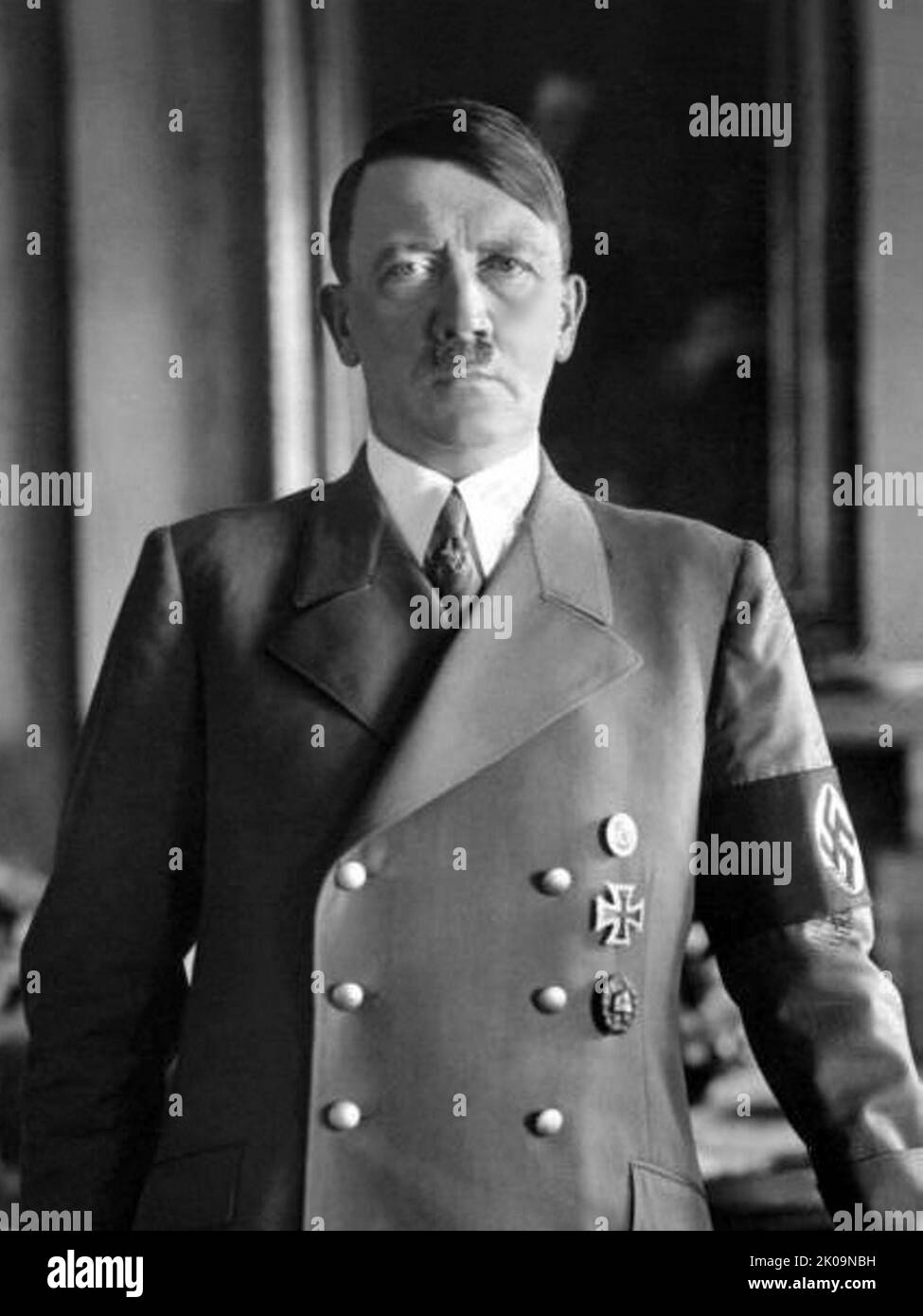 Adolf Hitler (1889. - 30. April 1945). Der in Österreich geborene deutsche Politiker, der von 1933 bis zu seinem Tod im Jahr 1945 Diktator Deutschlands war. Er stieg als Führer der Nazi-Partei an die Macht, wurde 1933 Kanzler und übernahm 1934 den Titel eines Führers und Reichskanzlers. Während seiner Diktatur initiierte er den Zweiten Weltkrieg in Europa, indem er am 1. September 1939 in Polen einmarschierte. Er war während des gesamten Krieges eng an militärischen Operationen beteiligt und war von zentraler Bedeutung für die Verewigung des Holocaust, den Völkermord an etwa sechs Millionen Juden und Millionen anderer Opfer. Stockfoto