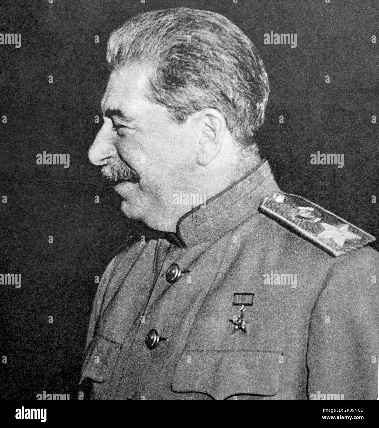 Joseph Stalin (1878 - 1953) georgischer revolutionärer und sowjetischer politischer Führer, der die Sowjetunion von 1924 bis zu seinem Tod im Jahr 1953 regierte. Er war sowohl Generalsekretär der Kommunistischen Partei der Sowjetunion (1922-1952) als auch Vorsitzender des Ministerrats der Sowjetunion (1941-1953). Stalin, ein kommunistischer, ideologisch der leninistischen Interpretation des Marxismus verpflichter Marxist, formalisierte diese Ideen als Marxismus-Leninismus, während seine eigene Politik als Stalinismus bekannt ist. Stockfoto