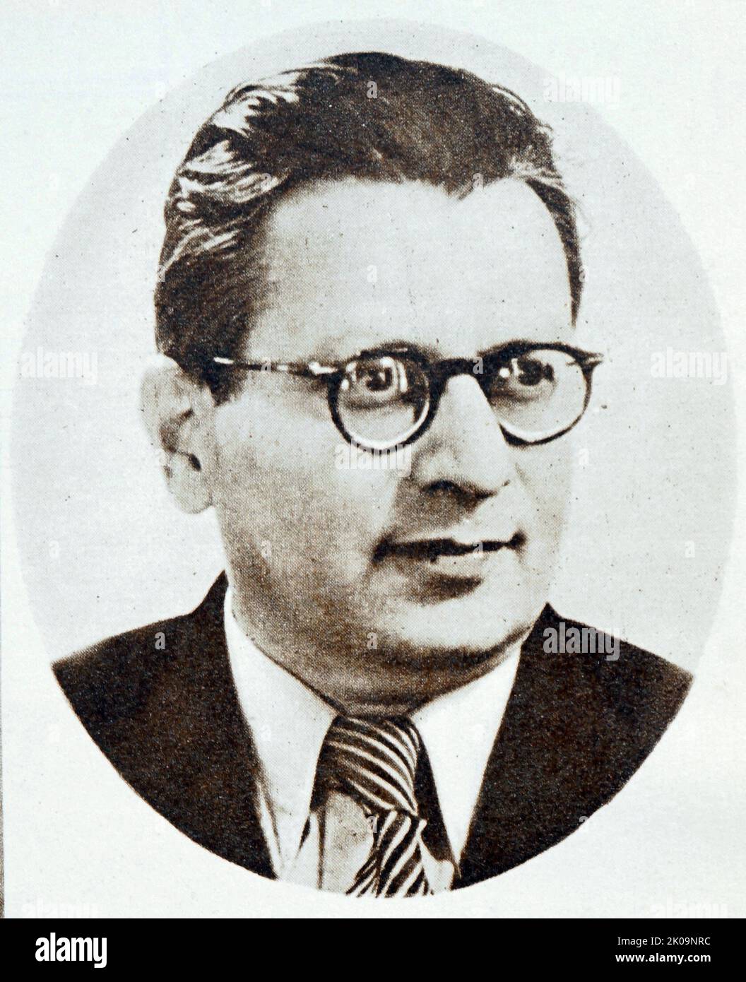 Traicho Kostov Djunev (17. Juni 1897, Sofia - 16. Dezember 1949) war bulgarischer Politiker, ehemaliger Präsident des Ministerrats und Sekretär des Zentralkomitees der Kommunistischen Partei Bulgariens. Traicho Kostov wurde im Alter von 52 Jahren vom Obersten Gerichtshof Bulgariens zum Tode verurteilt. Er wurde zusammen mit zehn anderen in Sofia vom 7. Dezember bis zum 14. Dezember 1949 vor Gericht gestellt. Zwei Tage später wurde er hingerichtet. Kostov war die führende Figur der bulgarischen Kommunistischen Partei. Stockfoto