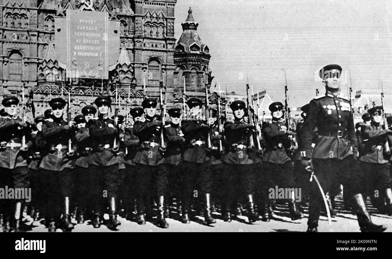 Moskaus Tag der Arbeit und seine kriegerischen Paraden. Marschierende Kadetten der russischen Infanterie-Offiziersschule grüßen bei der Parade zum 1. Mai in Moskau. Stockfoto