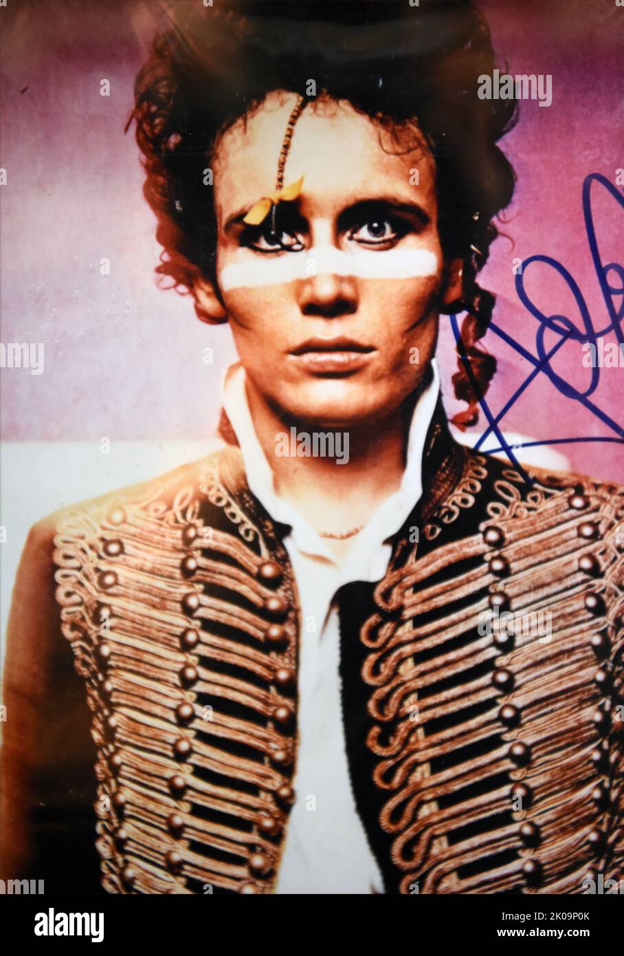 Stuart Leslie Goddard, besser bekannt als Adam Ant (geboren am 3. November 1954), ist ein englischer Sänger und Musiker. Er gewann Popularität als Leadsänger der New-Wave-Gruppe Adam and the Ants und später als Solokünstler und erzielte 10 britische Top-Ten-Hits von 1980 bis 1983, darunter drei UK No. 1 Singles. Er arbeitete auch als Schauspieler und trat von 1985 bis 2003 in über zwei Dutzend Filmen und Fernsehserien auf. Stockfoto