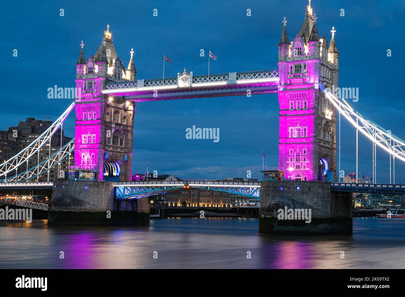 London, Großbritannien. 10. September 2022. Die Tower Bridge ist, wie viele Londoner Wahrzeichen, violett beleuchtet, um Königin Elizabeth II. Zu gedenken, deren Tod die Nation traurig gemacht hat. Kredit: Imageplotter/Alamy Live Nachrichten Stockfoto