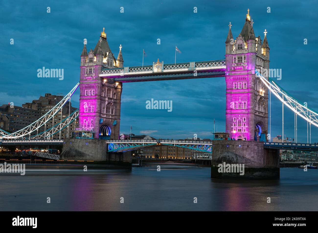 London, Großbritannien. 10. September 2022. Die Tower Bridge ist, wie viele Londoner Wahrzeichen, violett beleuchtet, um Königin Elizabeth II. Zu gedenken, deren Tod die Nation traurig gemacht hat. Kredit: Imageplotter/Alamy Live Nachrichten Stockfoto