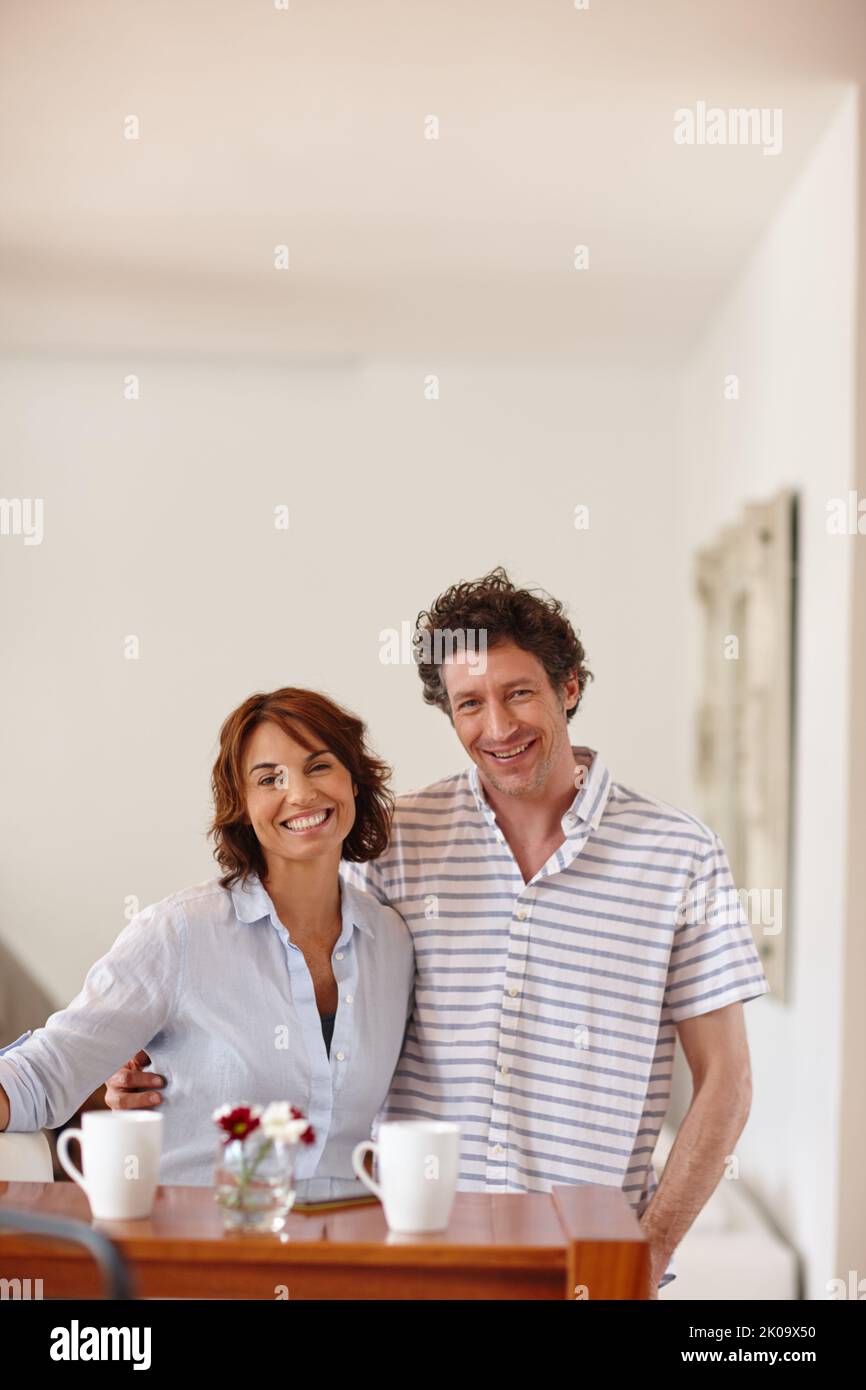 Wir haben unsere Ehe zu einer glücklichen Ehe gemacht. Porträt eines glücklichen reifen Paares, das zu Hause Zeit zusammen verbringt. Stockfoto