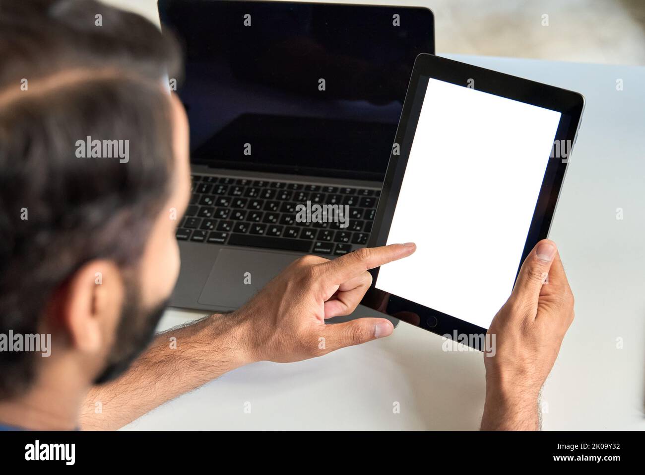 Geschäftsleute, die ein digitales Tablet mit einem weißen Bildschirm verwenden, können bei der Arbeit eine Mustervorlage erstellen. Stockfoto