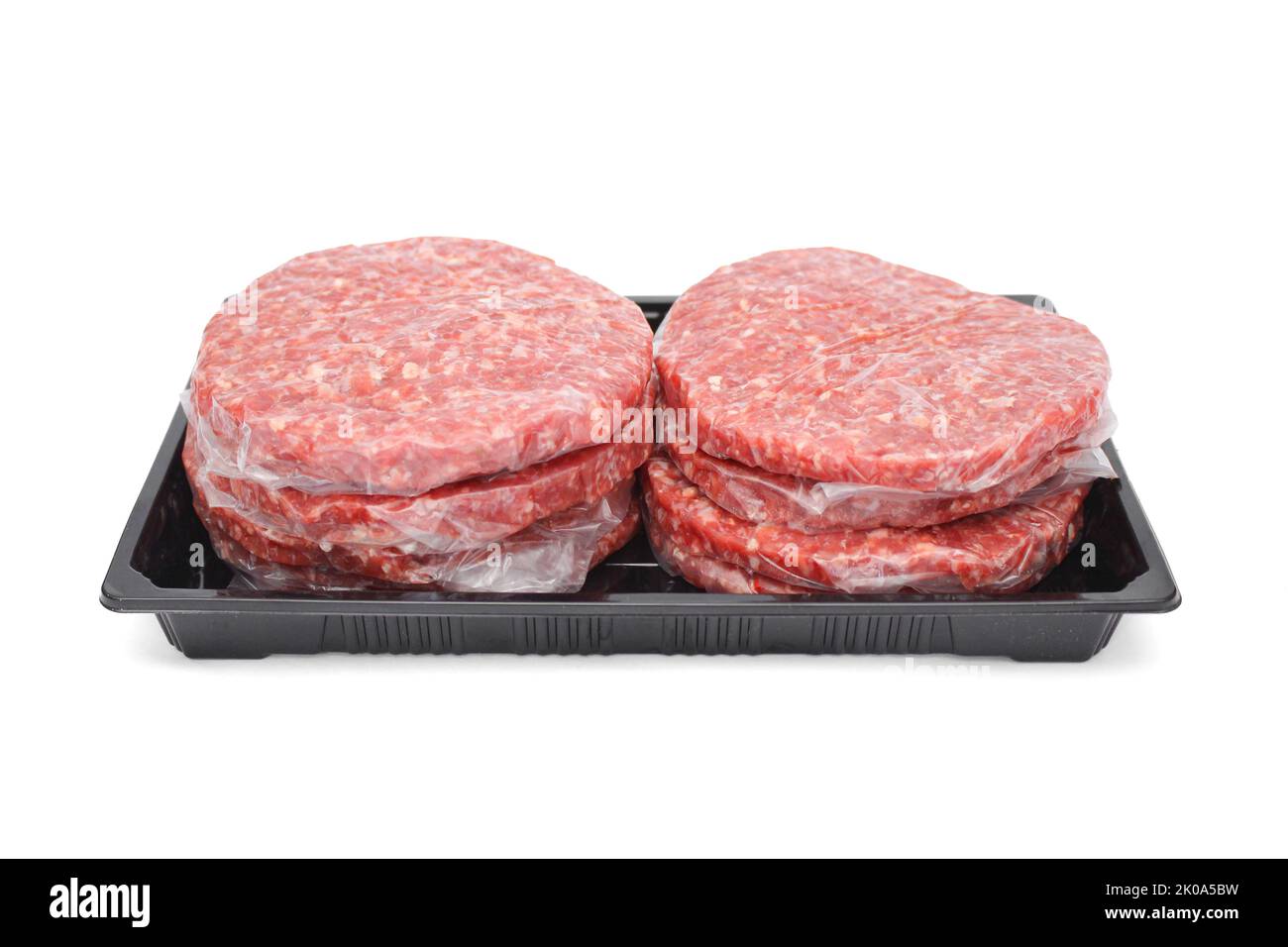 Rohe Beef Burger Patties in der Verpackung isoliert auf weißem Hintergrund Stockfoto