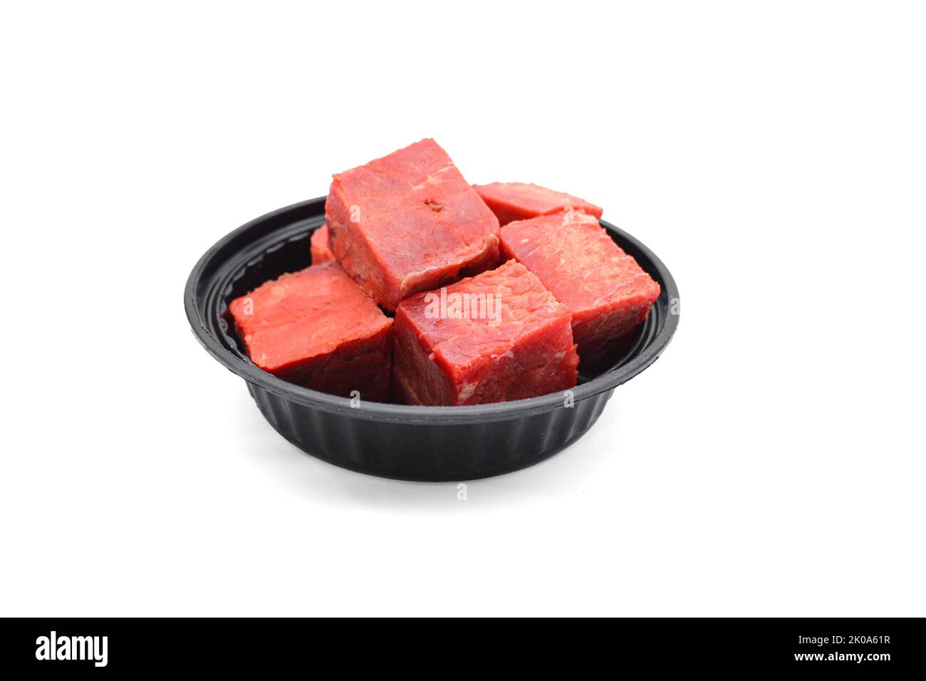 Rohe frische Schnitte Rindfleisch graues Gericht isolierter weißer Hintergrund Stockfoto
