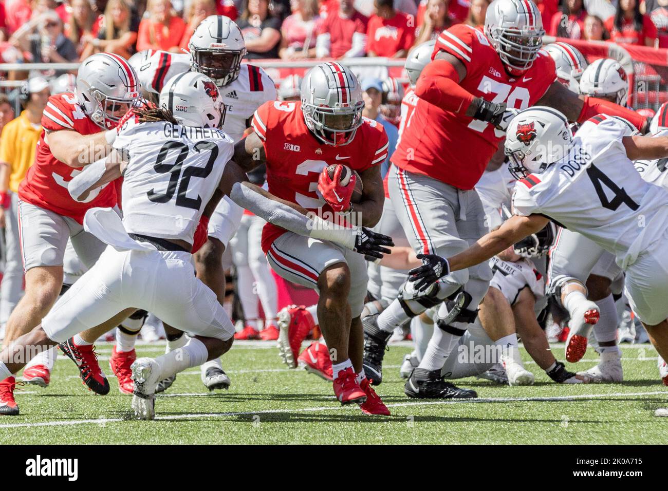 Columbus, Ohio, USA. 10. September 2022. Ohio State Buckeyes läuft zurück TreVeson Henderson (32) trägt den Ball während des Spiels zwischen den Arkansas State Red Wolves und den Ohio State Buckeyes im Ohio Stadium, Columbus, Ohio. (Bild: © Scott Stuart/ZUMA Press Wire) Bild: ZUMA Press, Inc./Alamy Live News Stockfoto