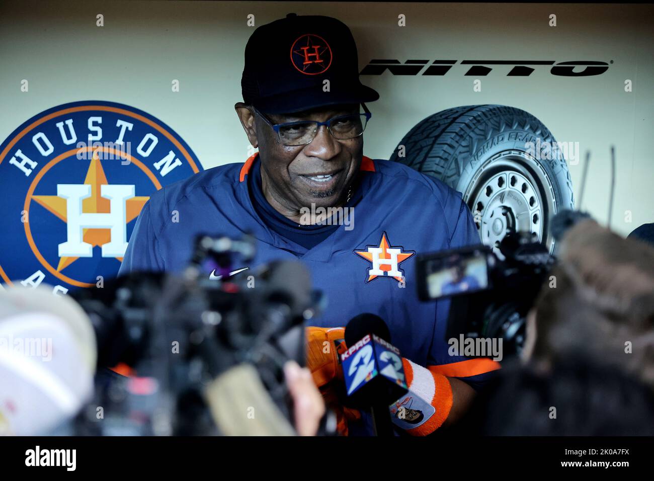 Houston, Texas, USA. 10. September 2022. 10. September 2022; Houston, Texas, USA; Houston Astros Manager Dusty Baker Jr. (12) beantwortet Fragen von Reportern im Dugout vor dem Spiel gegen die Los Angeles Angels im Minute Maid Park. Pflichtkredit: Erik Williams-USA TODAY Sports (Kreditbild: © Erik Williams/ZUMA Press Wire) Kreditaufnahme: ZUMA Press, Inc./Alamy Live News Stockfoto Houston, Texas, USA. 10. September 2022. 10. September 2022; Houston, Texas, USA; Houston Astros Manager Dusty Baker Jr. (12) beantwortet Fragen von Reportern im Dugout vor dem Spiel gegen die Los Angeles Angels im Minute Maid Park. Pflichtkredit: Erik Williams-USA TODAY Sports (Kreditbild: © Erik Williams/ZUMA Press Wire) Kreditaufnahme: ZUMA Press, Inc./Alamy Live News Stockfoto