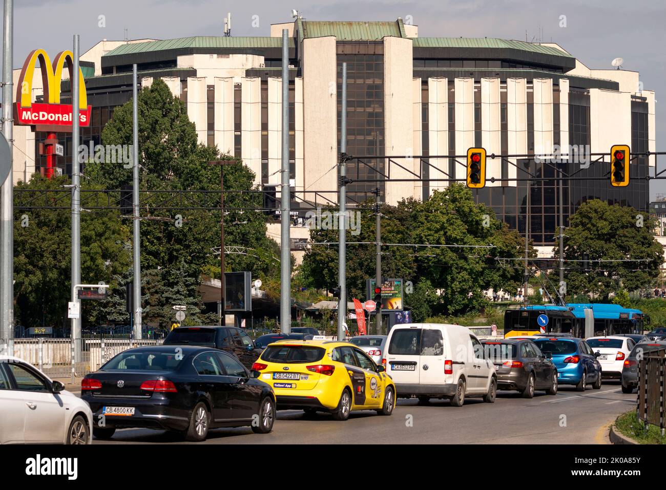 Sofia Bulgarien Autoverkehr auf der belebten Innenstadt Boulevard durch den Nationalen Palast der Kultur, Osteuropa, Balkan, EU Stockfoto