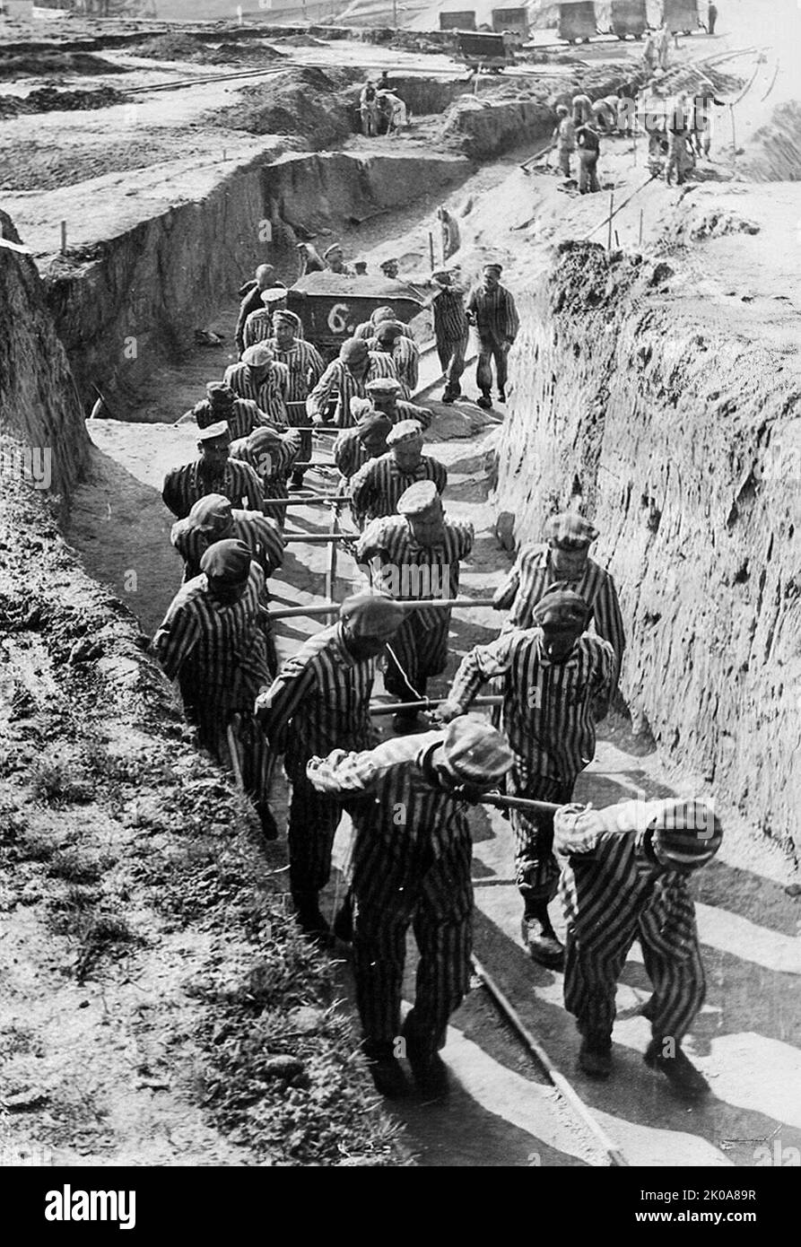 Von 1933 bis 1945 Betrieb Nazi-Deutschland mehr als tausend Konzentrationslager auf seinem eigenen Territorium und in Teilen des deutsch besetzten Europas. Die ersten Lager wurden im März 1933, unmittelbar nachdem Adolf Hitler Bundeskanzler von Deutschland wurde, gegründet. Anfangs waren die meisten Gefangenen Mitglieder der Kommunistischen Partei Deutschlands, aber mit der Zeit wurden verschiedene Gruppen verhaftet, darunter "gewöhnliche Kriminelle", "asoziale" und Juden Stockfoto