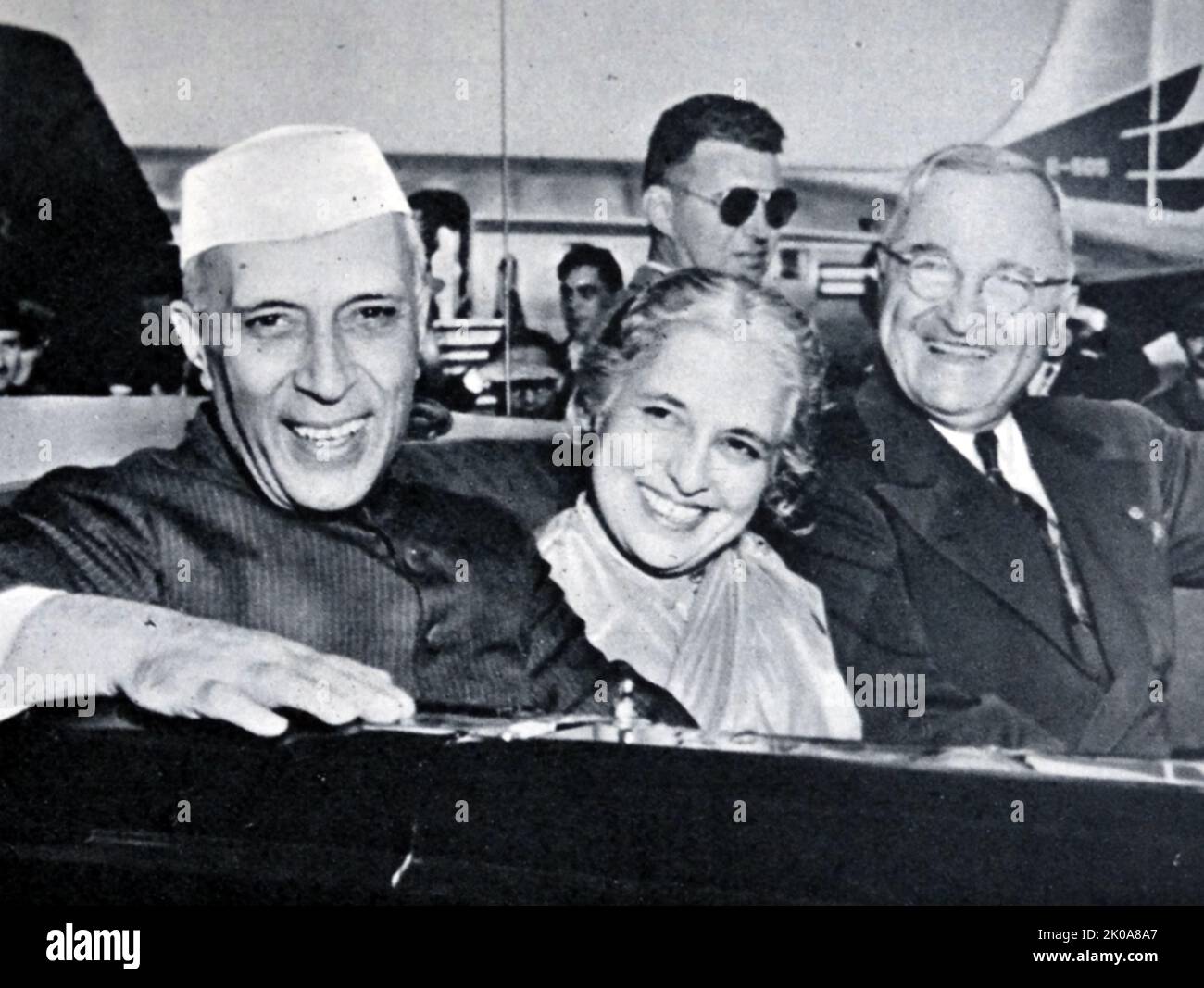 Der indische Premierminister Jawaharlal Nehru mit seiner Schwester und Präsident Truman in Washington. Jawaharlal Nehru (14. November 1889 - 27. Mai 1964) war ein indischer antikolonialer Nationalist, säkularer Humanist, Sozialdemokrat und Autor. Nehru war in den Jahren 1930s und 1940s einer der wichtigsten Führer der indischen nationalistischen Bewegung. Nach der Unabhängigkeit Indiens im Jahr 1947 diente er 17 Jahre lang als Premierminister des Landes. Harry S. Truman (8. Mai 1884 - 26. Dezember 1972) war der Präsident der Vereinigten Staaten von 33., der von 1945 bis 1953 diente. Er war ein lebenslanges Mitglied der Demokratischen Partei und diente zuvor als Stockfoto