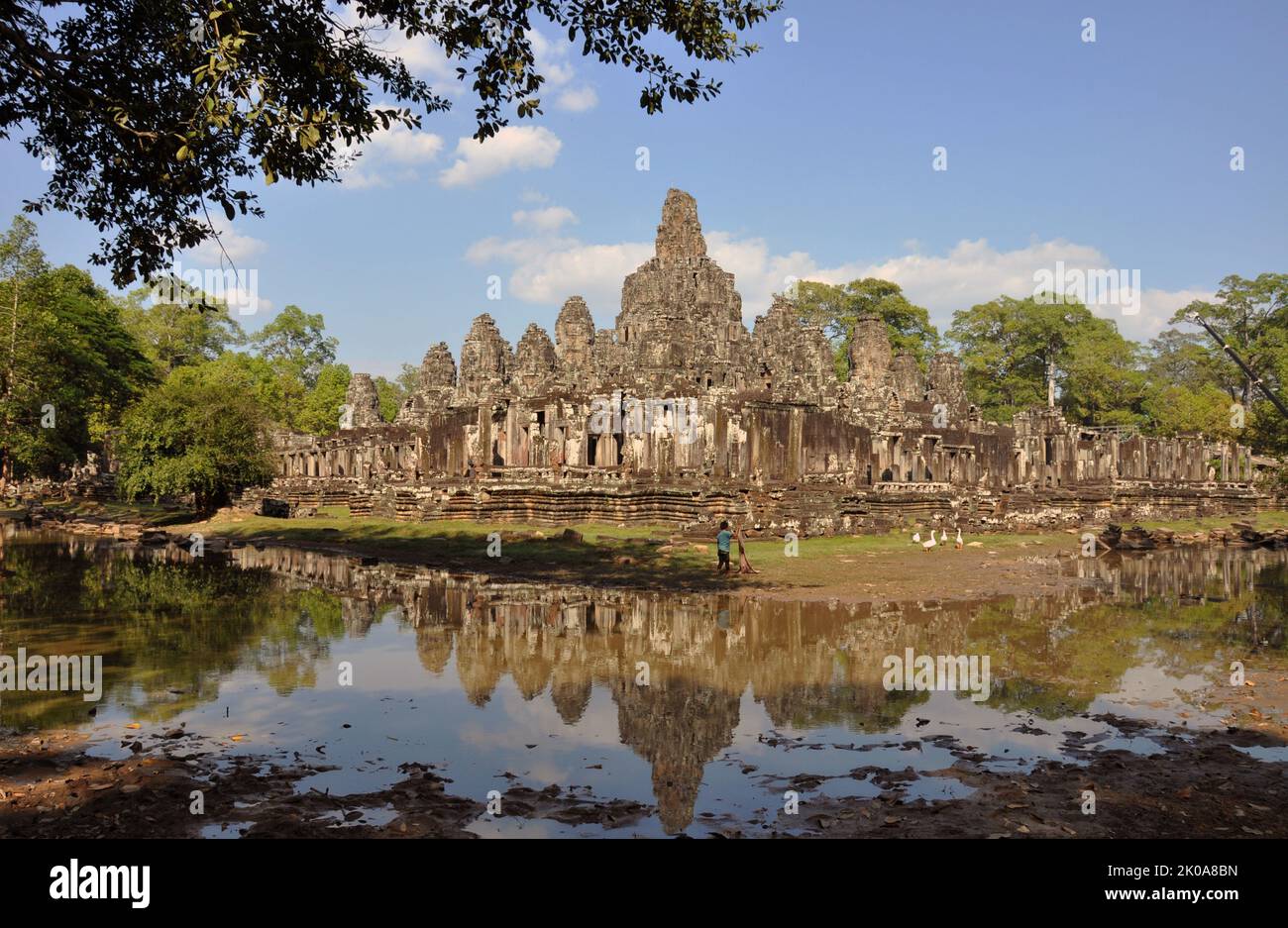 Angkor Wat, ein Tempelkomplex im Nordwesten Kambodschas. Der Komplex, ein nationales Symbol und eine heilige Stätte des kambodschanischen Buddhismus, ist ein UNESCO-Weltkulturerbe und ein bedeutendes Touristenziel. Angkor Wat ist der größte religiöse Komplex der Welt auf dem Landweg. Der Tempel wurde Anfang des 12.. Jahrhunderts auf Geheiß von Suryavarman II. Des Khmer-Reiches erbaut Stockfoto