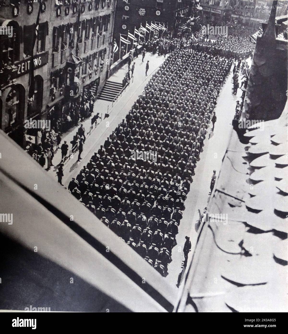 Sonntagnachmittag in Deutschland. Eine Nazi-Parade in einer deutschen Straße Stockfoto