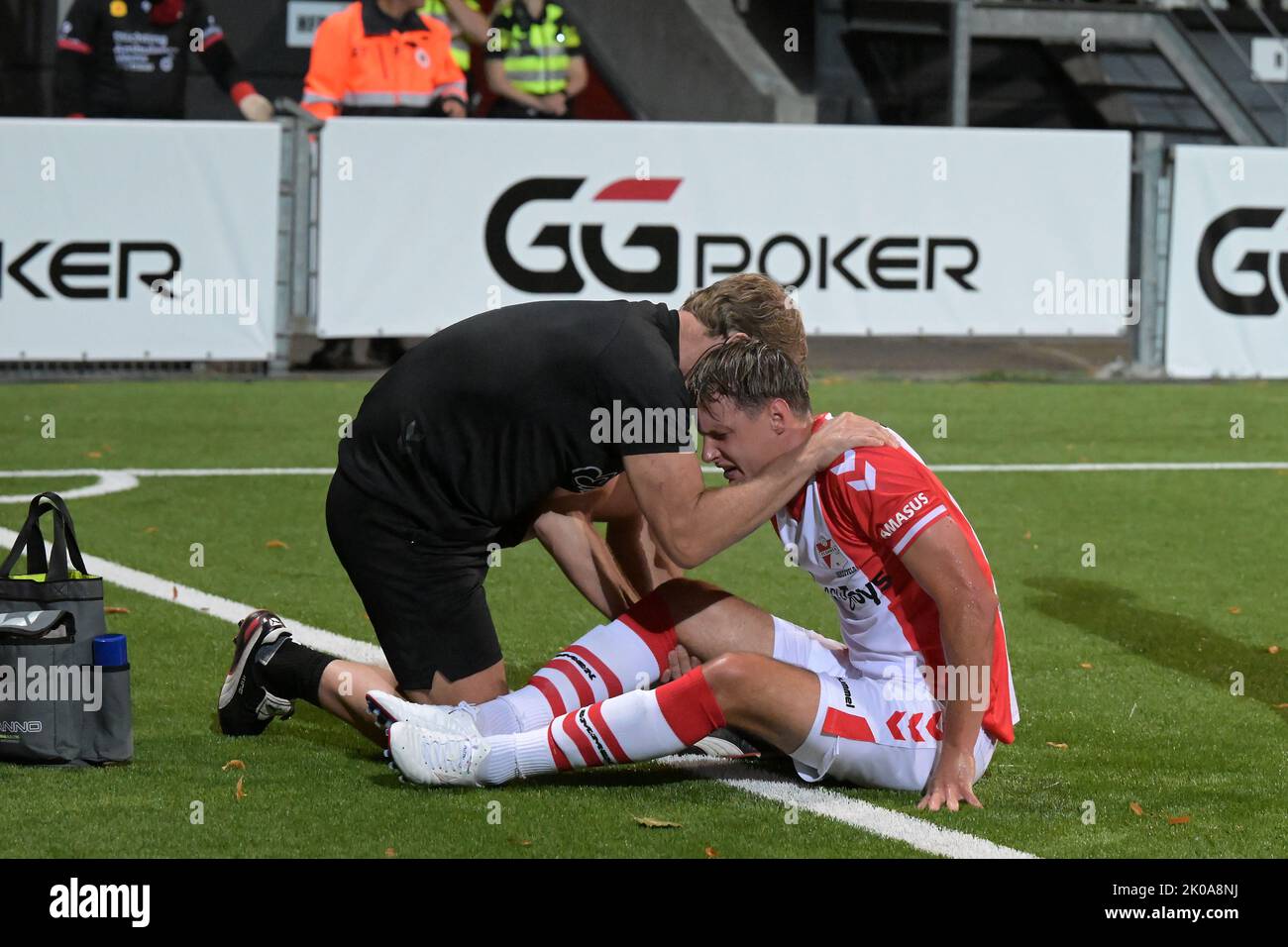 ROTTERDAM - Jeff Hardeveld vom FC Emmen wurde beim niederländischen Eredivisie-Spiel zwischen sbv Excelsior und FC Emmen am 10. September 2022 im Van Donge & De Roo Stadium in Rotterdam, Niederlande, verletzt. ANP GERRIT VAN COLOGNE Stockfoto