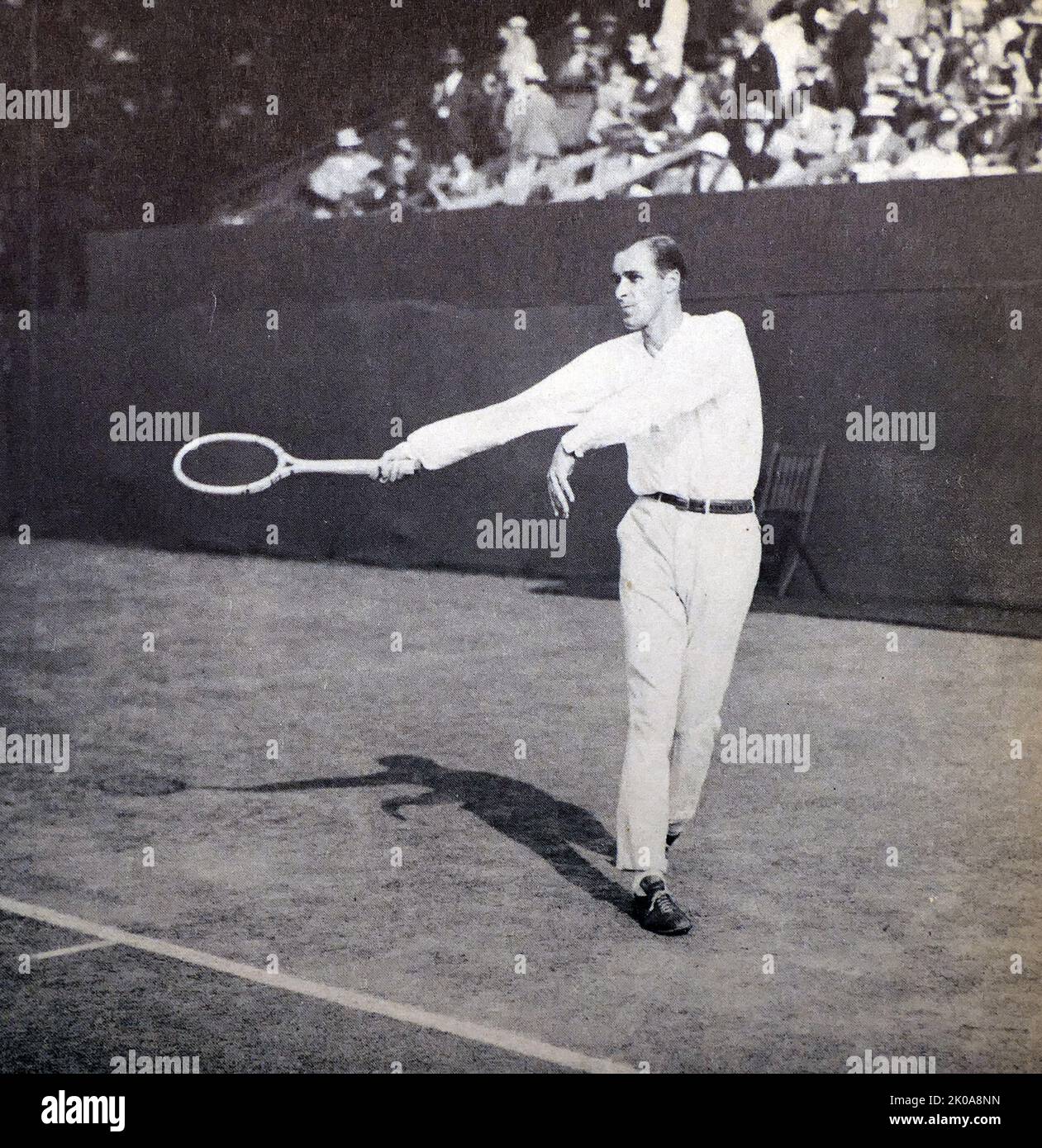 William Tatem Tilden II (10. Februar 1893 - 5. Juni 1953), mit dem Spitznamen „Big Bill“, war ein amerikanischer Tennisspieler. Tilden war von 1920 bis 1925 sechs Jahre lang die Nummer 1 der Welt. Er gewann 14 große Einzeltitel, darunter 10 Grand-Slam-Events, eine Hard-Court-Weltmeisterschaft und drei professionelle Majors. Er war der erste Amerikaner, der Wimbledon gewann und den Titel 1920 gewann. Außerdem gewann er sieben US-Meisterschaftstitel (gemeinsam mit Richard Sears und Bill Larned). Stockfoto