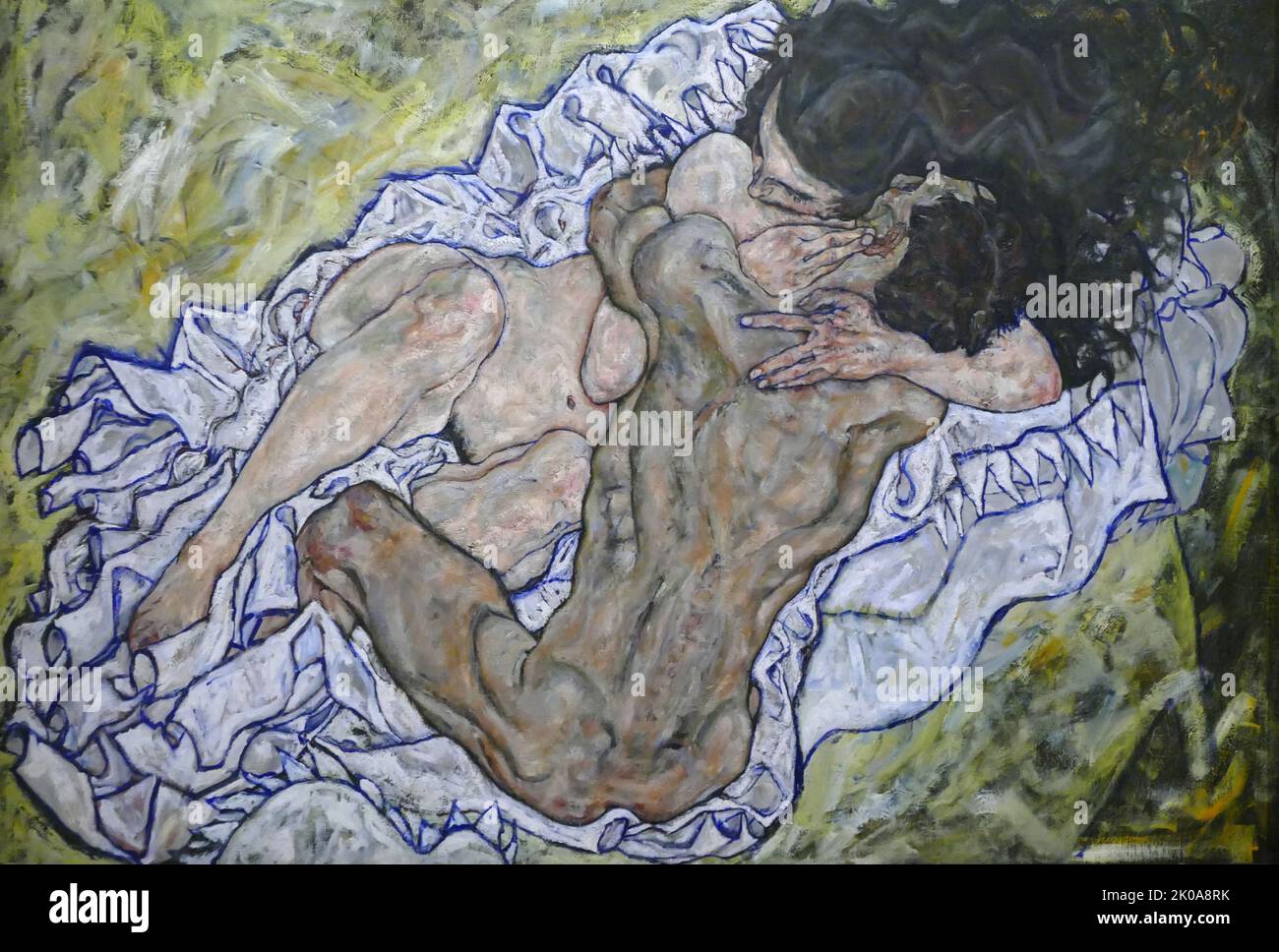 Die Umarmung, 1917. Öl auf Leinwand von Egon Schiele. Egon Leo Adolf Ludwig Schiele (12. Juni 1890 - 31. Oktober 1918) war ein österreichischer expressionistischer Maler. Schiele, ein Protege von Gustav Klimt, war ein bedeutender figurativer Maler des frühen 20.. Jahrhunderts. Stockfoto