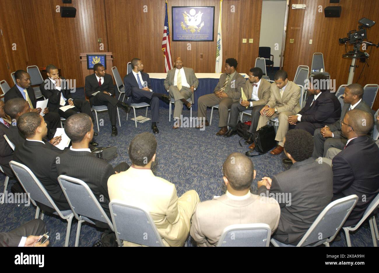 Sekretär Alphonso Jackson mit Delegation des Institute of Responsible Citizens - Sekretär Alphonso Jackson trifft sich im HUD-Hauptquartier mit einer Delegation von Studenten, die am Institute for Responsible Citizenship in Washington, D.C., teilnehmen. Sekretär Alphonso Jackson mit Delegation vom Institut für verantwortungsvolle Bürger, Sekretär Alphonso Jackson trifft sich im HUD-Hauptquartier mit einer Delegation von Studenten, die am Institut für verantwortungsvolle Staatsbürgerschaft in Washington, D.C. teilnehmen. Stockfoto