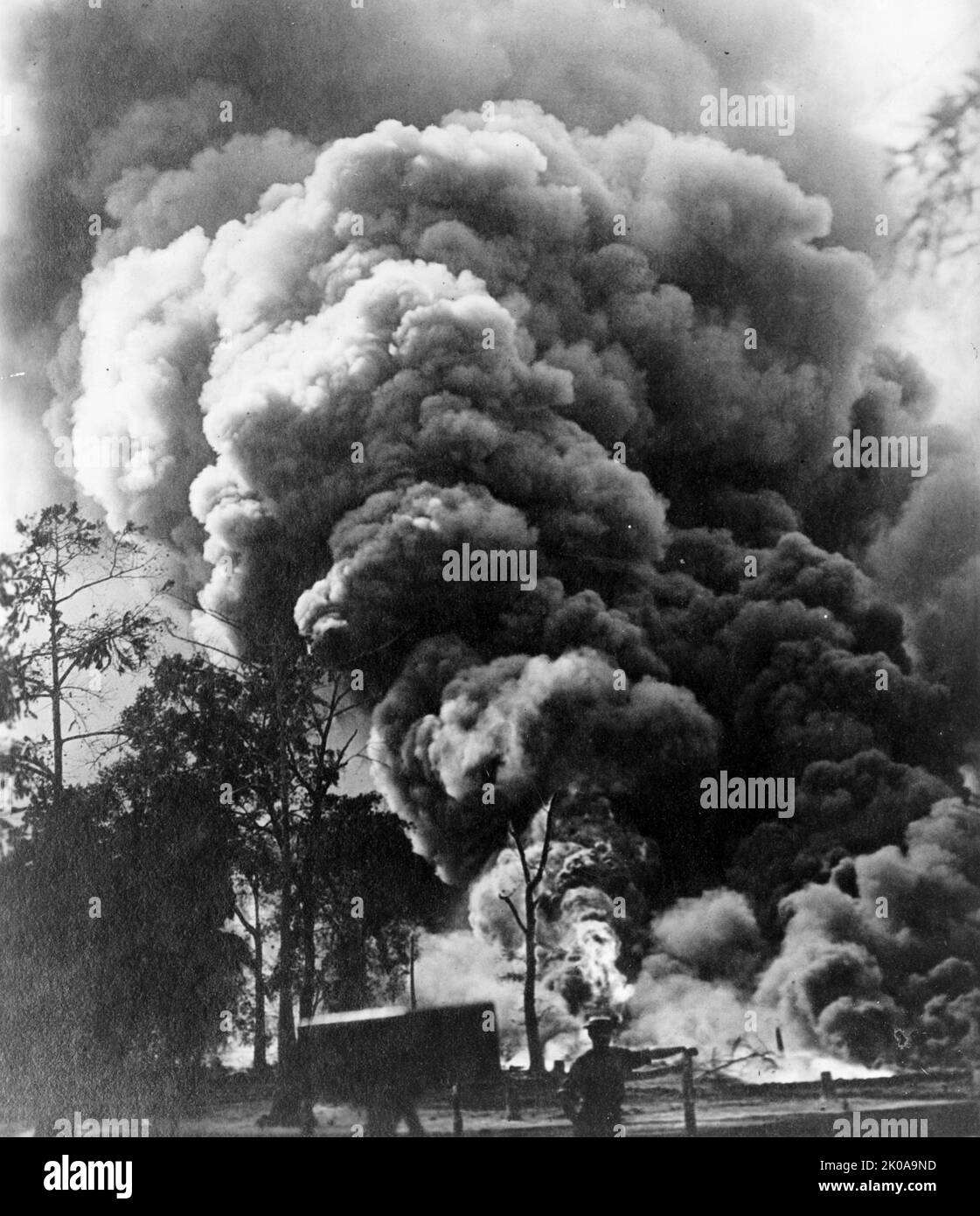 Riesige Ölkeule in Mooringsport, La. Eine monströse Säule brüllender Flamme, Star Oil Co. Loucke no. 3, seit dem 7. August 1913 in Brand. Foto veröffentlicht c1913 Stockfoto