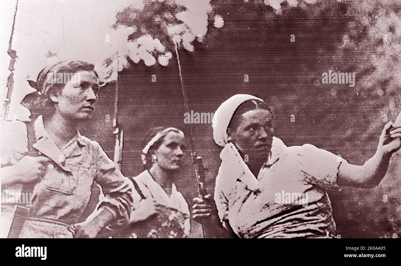 Frauen-Guerillakämpfer in der UdSSR (Union der Sozialistischen Sowjetrepubliken), 1942. Schwarzweiß-Foto Stockfoto