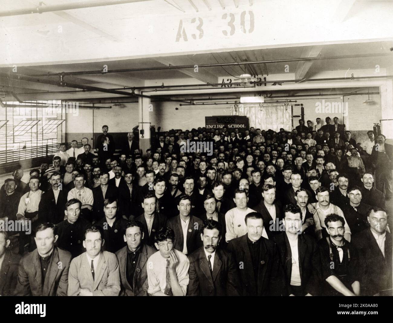 Immigranten in der englischen Klasse, die vom Ausbildungsdienst des Arbeitsministeriums in der Ford Motor Co. Factory, Detroit, Michigan, USA, c1909-1932 gegeben wurden. Fotodruck Stockfoto