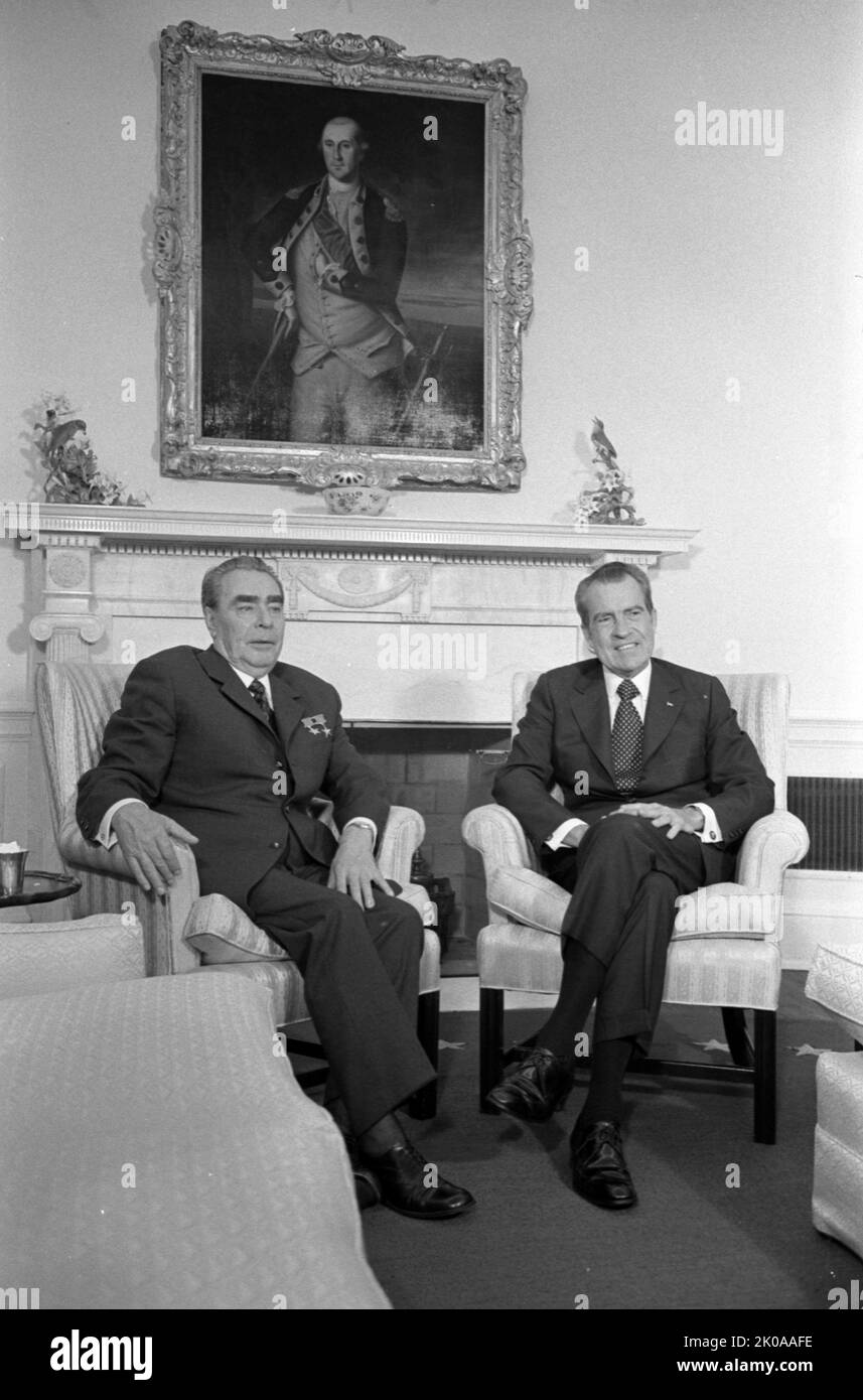 US-Präsident Richard Nixon mit (von links nach rechts) dem sowjetischen Führer Leonid Breschnew, dem sowjetischen Außenminister Andrei Gromyko und dem Außenminister William P. Rogers, die die Unterzeichnung von Abkommen zwischen den beiden Ländern über Ozeanographie, Transport und kulturellen Austausch anführten. 1973 Stockfoto