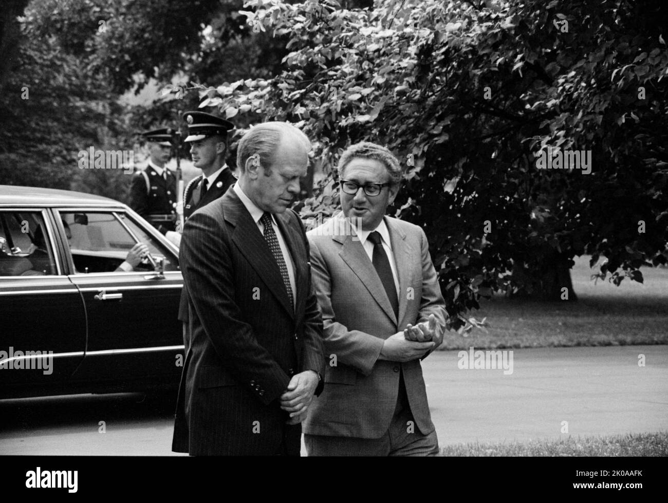 Präsident Gerald Ford und US-Außenminister Henry Kissinger im Gespräch auf dem Gelände des Weißen Hauses, Washington, D.C., 1974 Stockfoto
