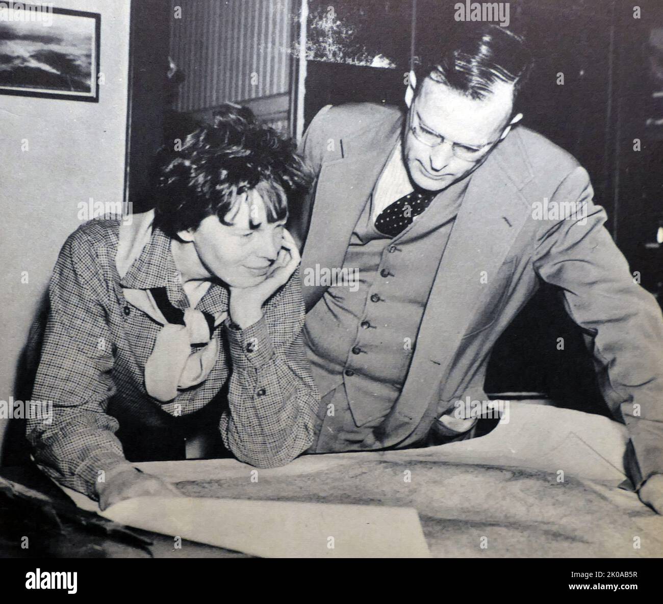 Amelia Mary Earhart mit ihrem Mann George Palmer Putnam. Amelia Mary Earhart (geboren am 24. Juli 1897 - verschwunden am 2. Juli 1937, für tot erklärt am 5. Januar 1939) war eine amerikanische Pionierin der Luftfahrt und Autorin. Earhart war die erste weibliche Fliegerin, die solo über den Atlantik flog. George Palmer Putnam (7. September 1887 - 4. Januar 1950) war ein amerikanischer Verleger, Autor und Forscher und einer der erfolgreichsten Promoter in den Vereinigten Staaten während des Jahres 1930s Stockfoto