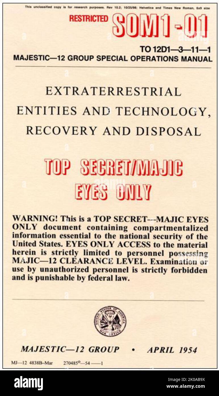 SOM1-01, ein streng geheimes Special Operations Manual, in dem die Regierungsprotokolle für die Wiederherstellung von außerirdischen UFOs, die auf der Erde abgestürzt sind, detailliert beschrieben werden. 1965 Stockfoto