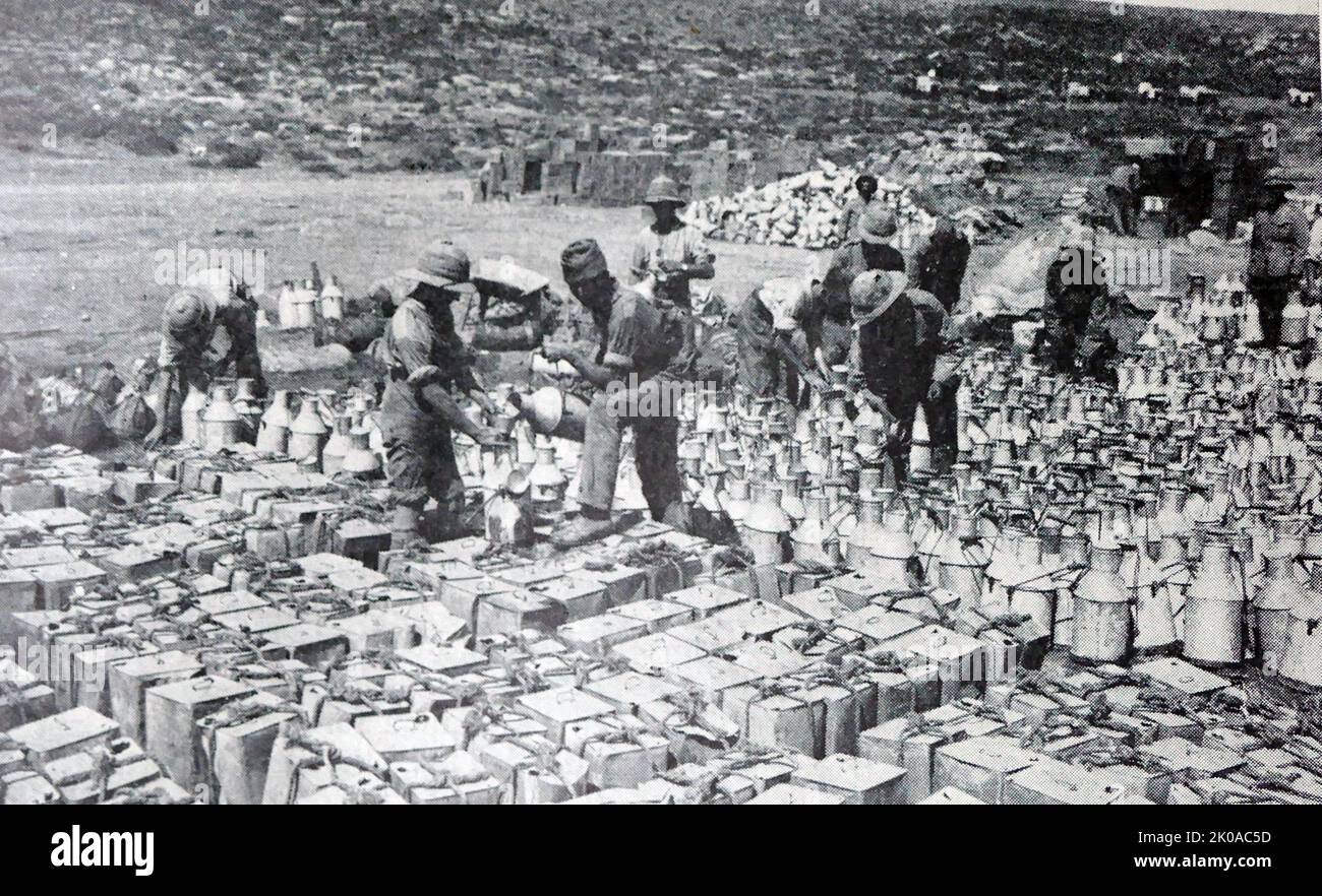 Erster Weltkrieg, Ägypten, 1915. Füllen von Benzindosen, die nach Gallipoli verschifft wurden, mit Trinkwasser Stockfoto