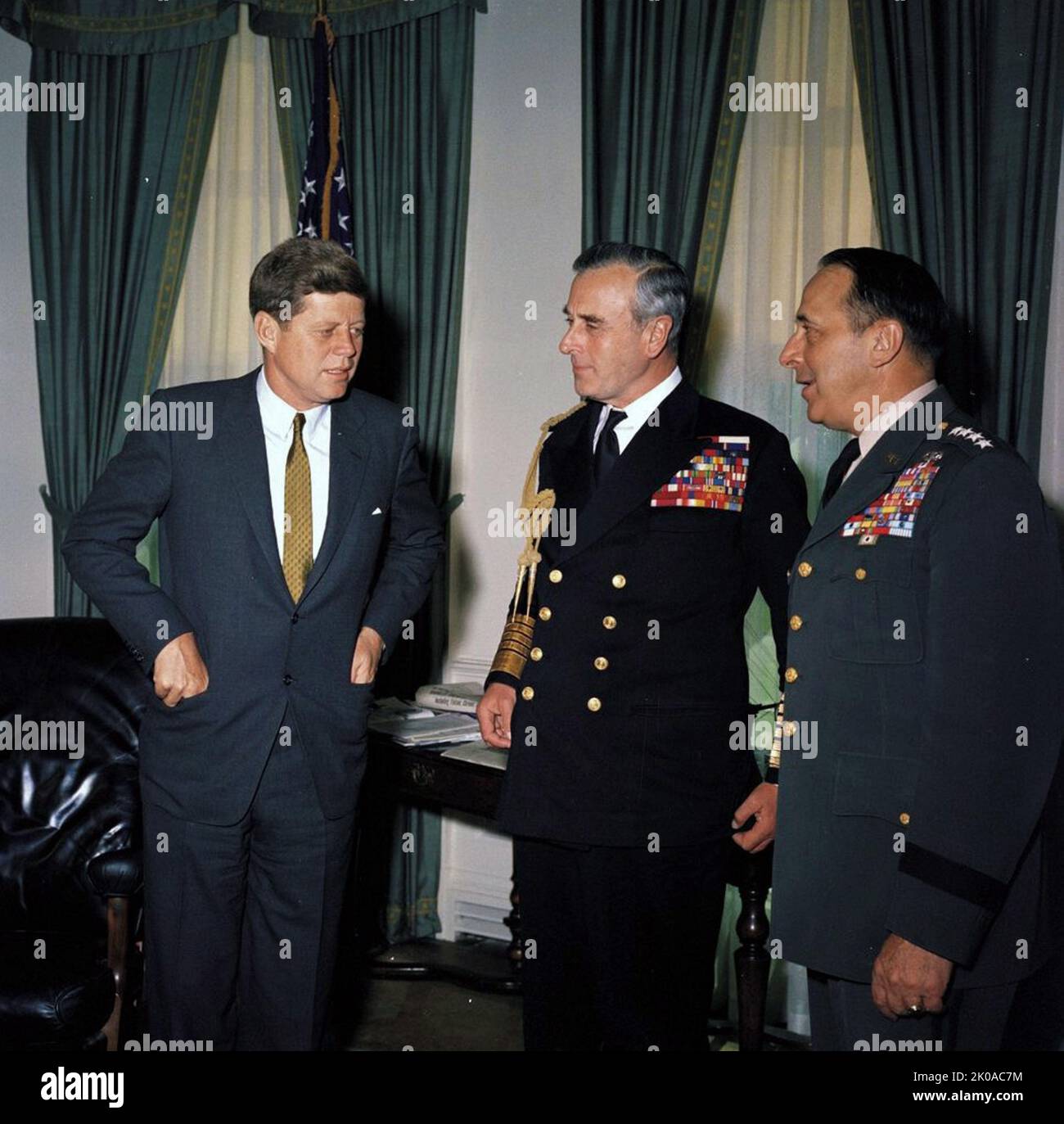 Präsident John F. Kennedy trifft sich mit dem Chef des Verteidigungsstabes der britischen Streitkräfte, Lord Louis Mountbatten, dem ersten Earl Mountbatten aus Burma (Mitte) und dem Vorsitzenden des Generalstabschefs Lyman Lemnitzer (rechts) im Oval Office, White House, Washington, D.C., 1961 Stockfoto