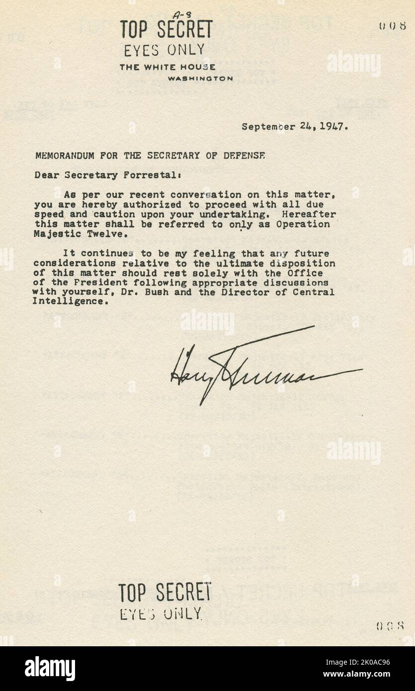 STRENG GEHEIME AUGEN NUR DAS WEISSE HAUS WASHINGTON 24. SEPTEMBER 1947. MEMORANDUM FÜR DEN VERTEIDIGUNGSMINISTER. Im Jahr 1947 gründete Präsident Truman eine Gruppe von 12 der führenden militärischen wissenschaftlichen Mitarbeiter ihrer Zeit. Sie waren als MJ-12 bekannt. Obwohl die Gruppe heute existiert, lebt keines der ursprünglichen Mitglieder noch. Der letzte, der 1982 starb, war Gordon Gray, ehemaliger Armeeminister. Als jedes Mitglied verstarb, ernannte die Gruppe selbst ein neues Mitglied, um die Position zu besetzen. Es gibt einige Spekulationen, dass die Gruppe, die als MJ-12 bekannt ist, auf mindestens sieben weitere Mitglieder erweitert wurde Stockfoto