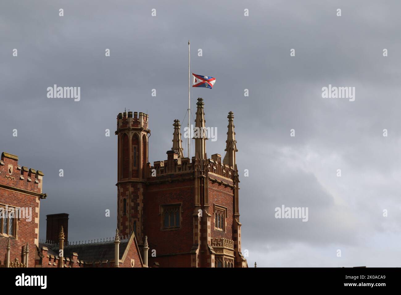 Nach dem Tod von Königin Elizabeth II. Fliegt die Flagge an der Queen's University Belfast bei Half Mast Stockfoto
