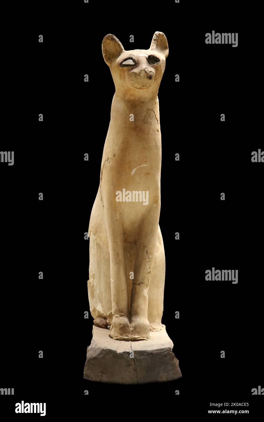 Statue, die Bastet darstellt, auch Bast genannt, eine alte ägyptische Göttin, die in Form einer Löwin und später einer Katze verehrt wurde. Die Tochter von Re, dem sonnengott, Bastet war eine alte Gottheit, deren wilde Natur nach der Domestikation der Katze um 1500 v. Chr. verbessert wurde Stockfoto