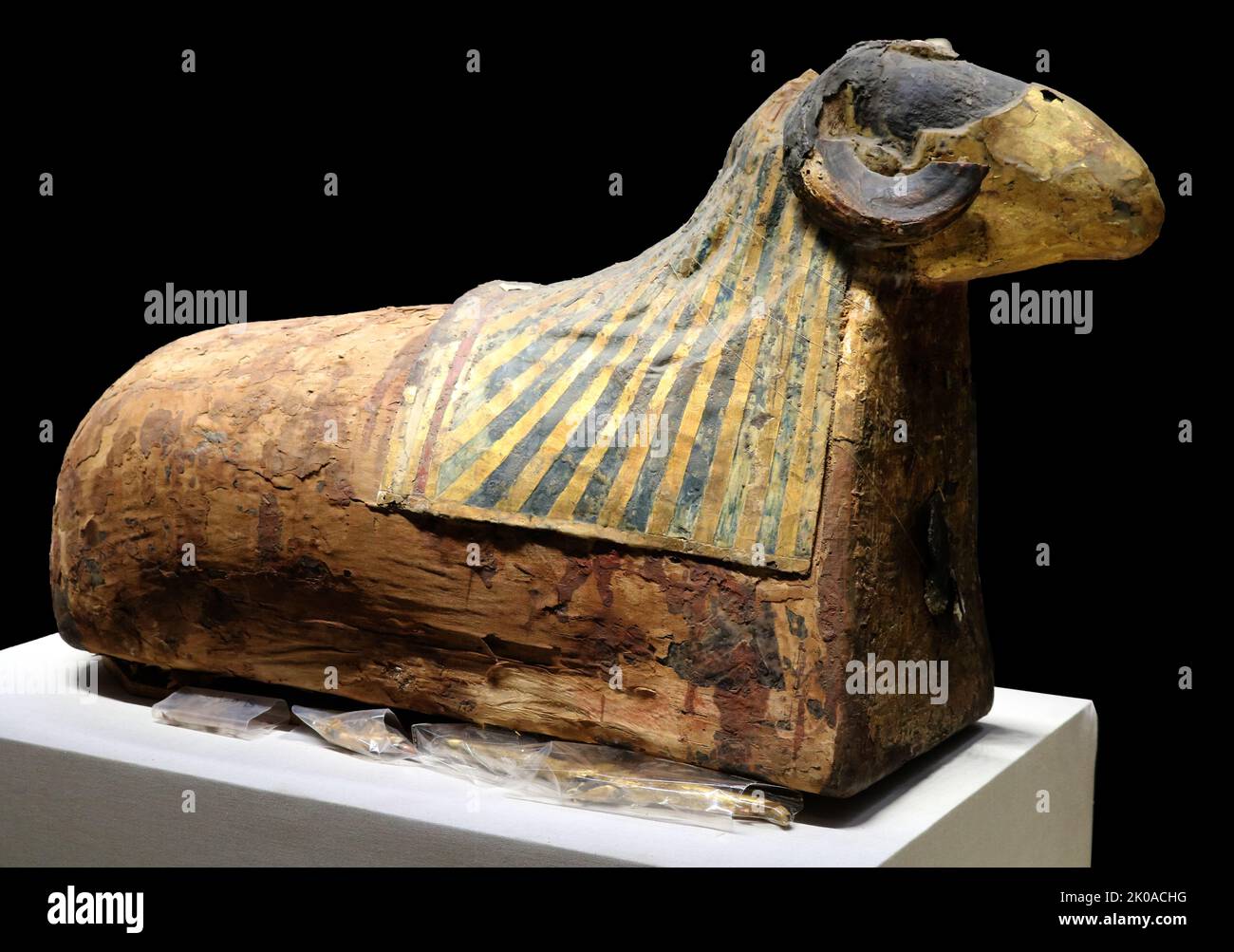 Khnum (RAM God), eine der frühesten bekannten ägyptischen Gottheiten, ursprünglich der gott der Quelle des Nils. Da die jährliche Überschwemmung des Nils Schlamm und Lehm mit sich brachte und sein Wasser seine Umgebung zum Leben brachte, wurde er als Schöpfer der Körper menschlicher Kinder gedacht, die er am Töpferrad aus Lehm machte und in den Schoß ihrer Mütter legte. 320 V. CHR. Stockfoto