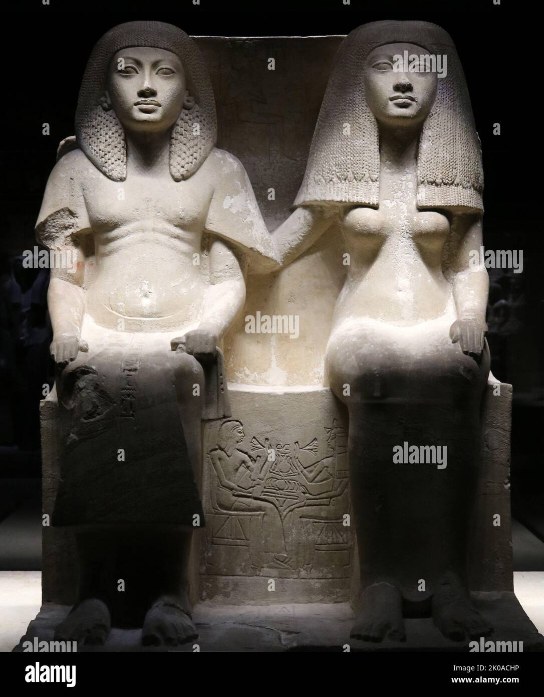 Kalksteinstatue von Tjay und Naya, Neukönigreich, 18. Dynastie (ca. -1295 v. Chr.). Diese hervorragend erhaltene Statue zeigt ein Paar sitzend, und trägt feine Kleidung und aufwendige Perücken, deren komplizierte Details vom Bildhauer originalgetreu dargestellt werden. Naya hat liebevoll ihre rechte Hand auf der Schulter ihres Mannes. Auf der Rückseite ist das Paar in Relief sitzend an einem Opfertisch mit Blick auf die Dame 'Tinr' zu sehen. Giza, Memphite-Region, Saqqara. Sharm al-Sheikh Museum, Ägypten. Stockfoto