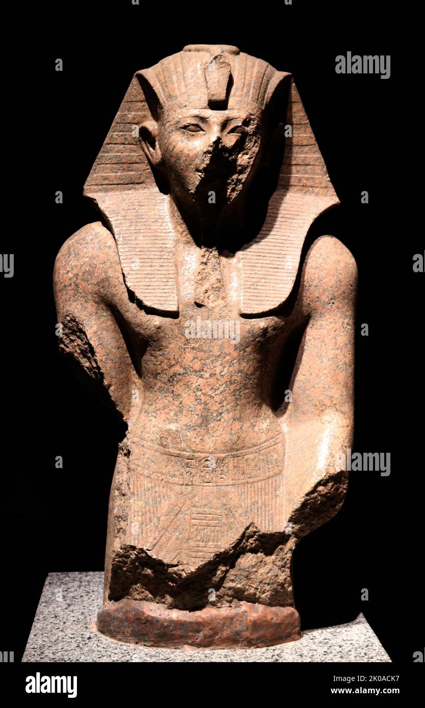 Thutmose III. (Thutmosis), Thutmose der große, pharao der achtzehnten Dynastie. Offiziell regierte Thutmose III Ägypten für fast 54 Jahre und seine Herrschaft wird normalerweise vom 28. April 1479 BC bis zum 11. März 1425 BC datiert, vom Alter von zwei und bis zu seinem Tod im Alter von 56. In den ersten 22 Jahren seiner Regierungszeit war er jedoch mit seiner Stiefmutter und Tante Hatschepsut, die den Namen pharao erhielt, in Mitgewahrheit. Thutmose diente als Anführer der Heere der Hatschepsut Stockfoto