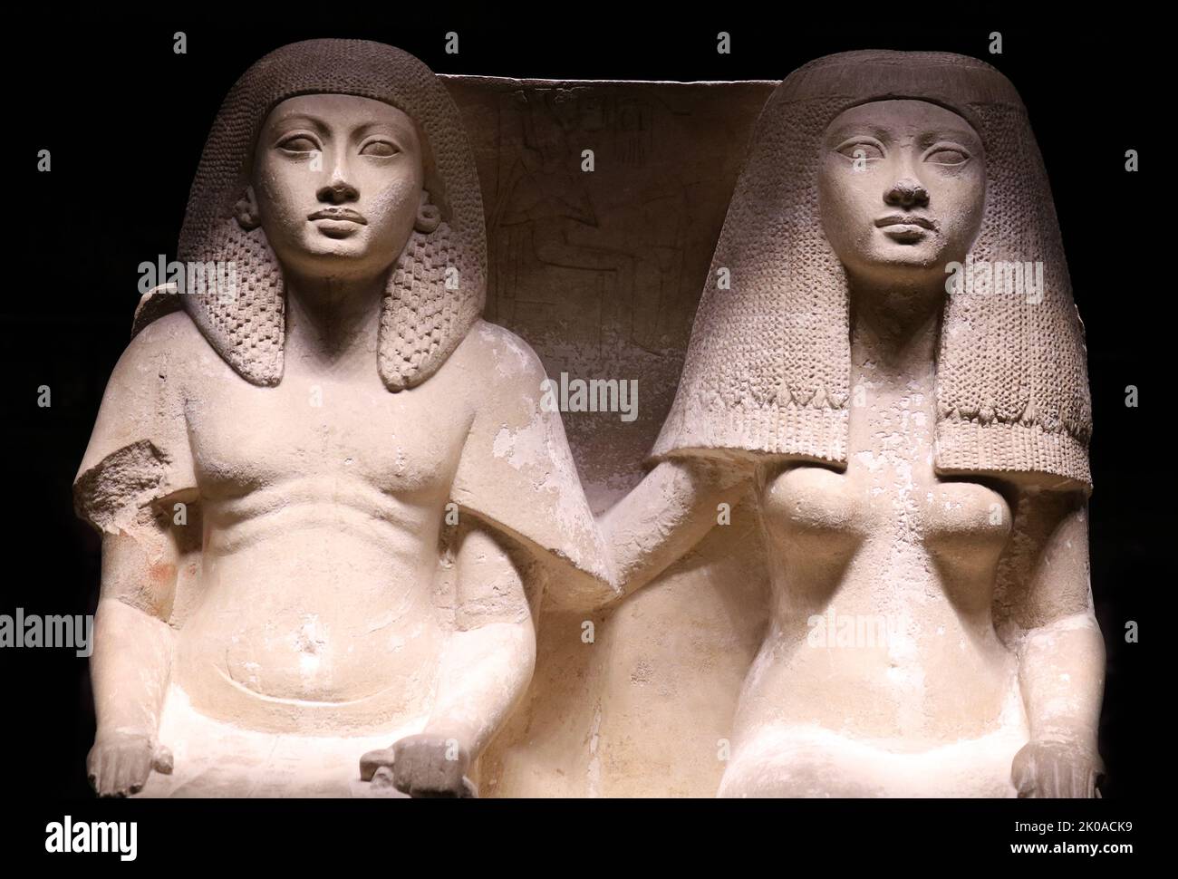 Kalksteinstatue von Tjay und Naya, Neukönigreich, 18. Dynastie (ca. -1295 v. Chr.). Diese hervorragend erhaltene Statue zeigt ein Paar sitzend, und trägt feine Kleidung und aufwendige Perücken, deren komplizierte Details vom Bildhauer originalgetreu dargestellt werden. Naya hat liebevoll ihre rechte Hand auf der Schulter ihres Mannes. Auf der Rückseite ist das Paar in Relief sitzend an einem Opfertisch mit Blick auf die Dame 'Tinr' zu sehen. Giza, Memphite-Region, Saqqara. Sharm al-Sheikh Museum, Ägypten. Stockfoto