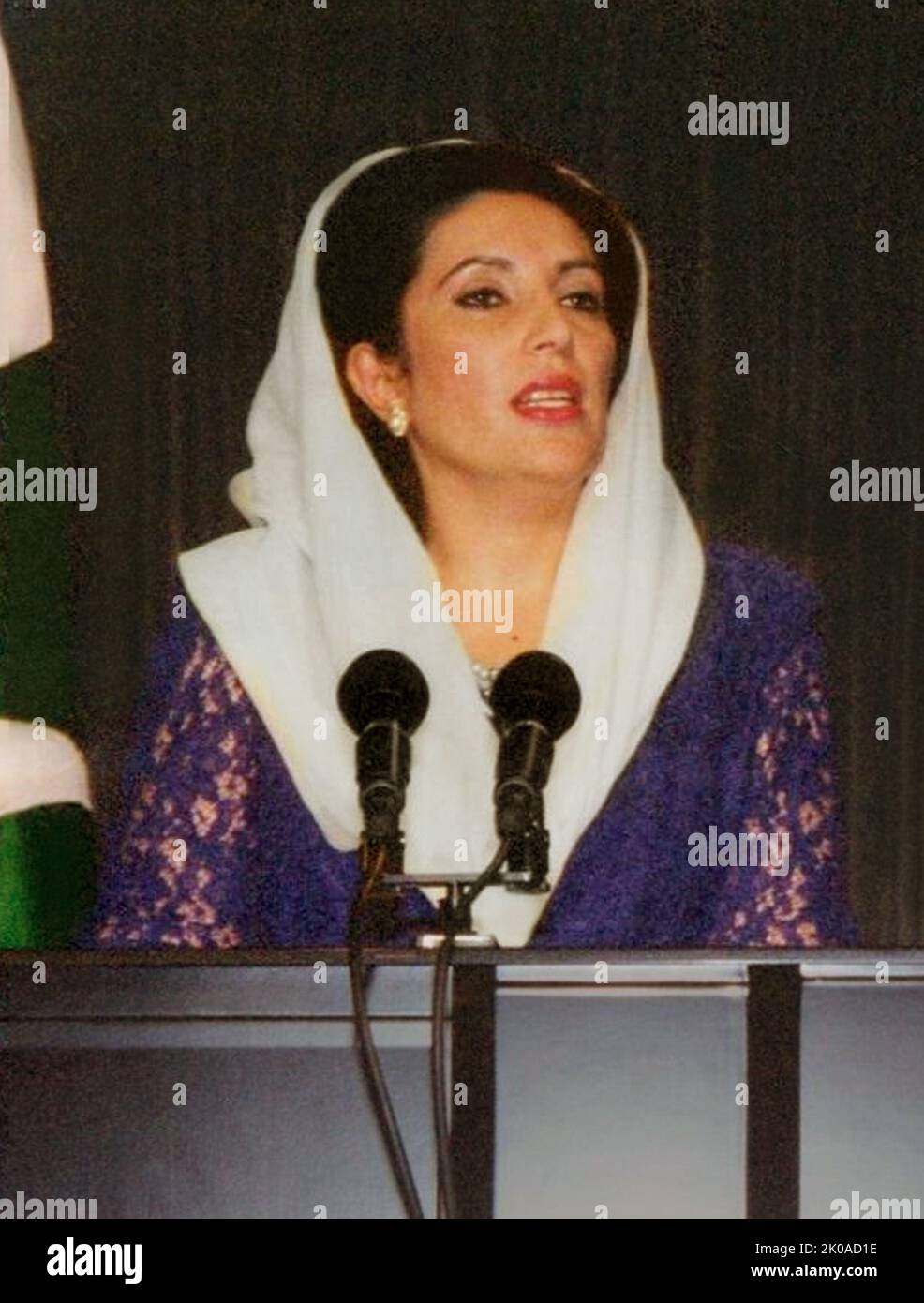 Benazir Bhutto (1953 - 2007) pakistanischer Politiker, der von 1988 bis 1990 und von 1993 bis 1996 als pakistanischer Premierminister von 11. und 13. diente. Sie war die erste Frau, die eine demokratische Regierung in einem mehrheitlich muslimischen Land leitete. Ideologisch gesehen ist sie liberal und säkularistisch und hatte von Anfang 1980s bis zu ihrer Tötung im Jahr 2007 den Vorsitz der Pakistanischen Volkspartei (PPP) oder den Ko-Vorsitz Stockfoto