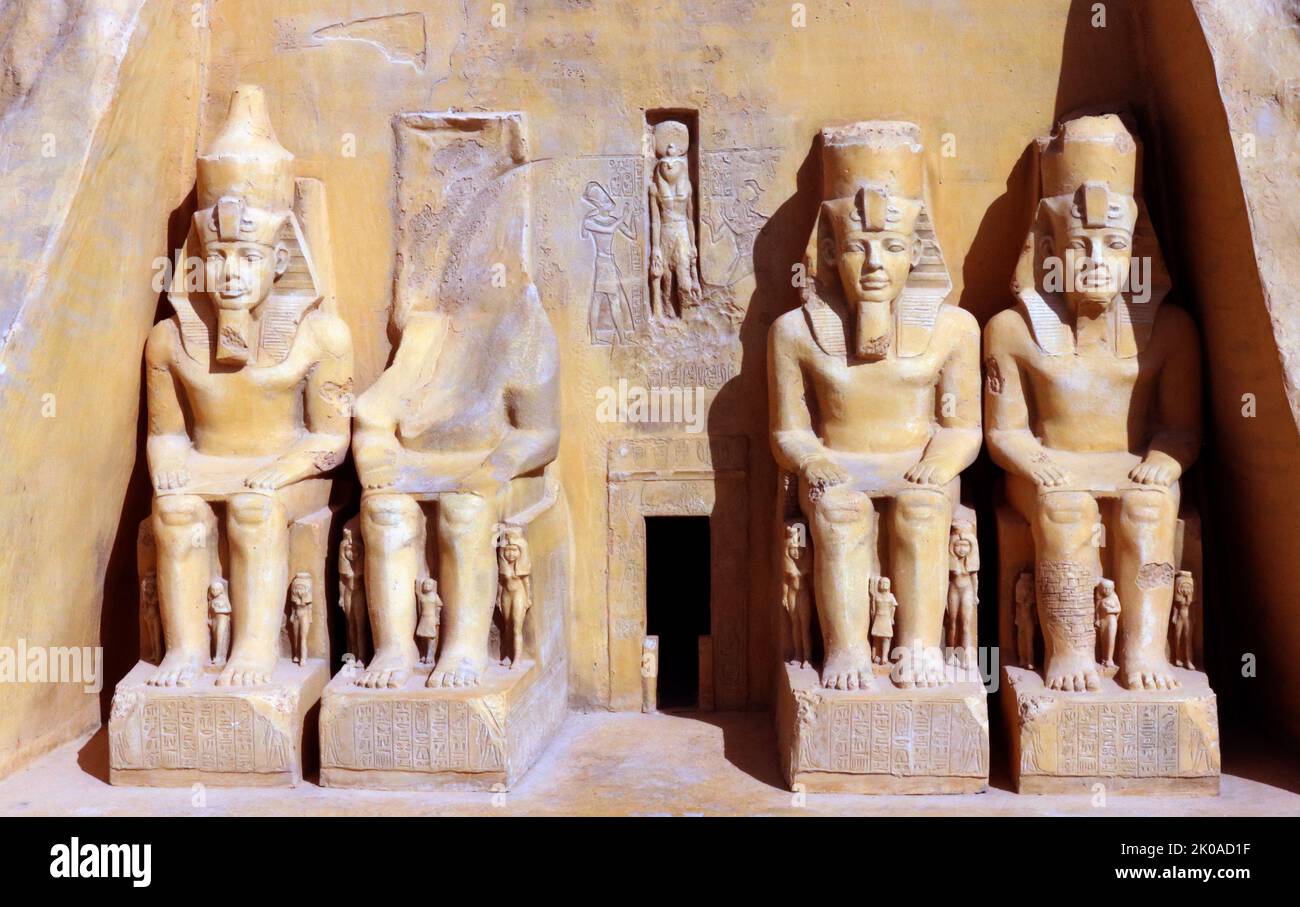 Modell von Abu Simbel, einem massiven Felsentempel im Dorf Abu Simbel, Gouvernement Assuan, Oberägypten, nahe der Grenze zum Sudan. Der Komplex ist Teil des UNESCO-Weltkulturerbes, das als „nubische Denkmäler“ bekannt ist und von Abu Simbel flussabwärts nach Philae (in der Nähe von Assuan) führt, und umfasst Amada, Wadi es-Sebua und andere nubische Stätten. Die Zwillingstempel wurden ursprünglich im 13.. Jahrhundert v. Chr., während der Regierungszeit der 19.. Dynastie des Pharao Ramses II., aus dem Berghang geschnitzt Sie dienen dem König Ramses II als bleibendes Denkmal Stockfoto