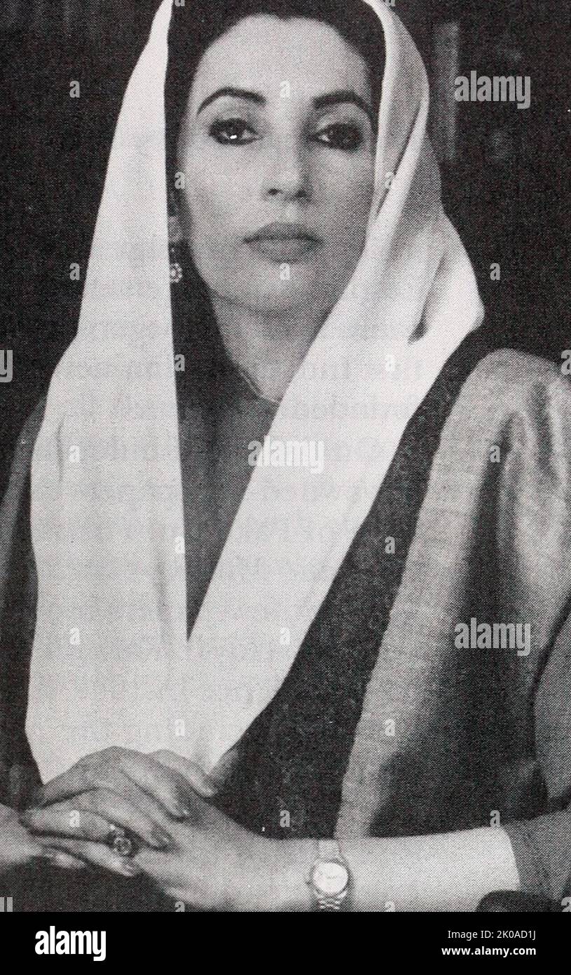 Benazir Bhutto (1953 - 2007) pakistanischer Politiker, der von 1988 bis 1990 und von 1993 bis 1996 als pakistanischer Premierminister von 11. und 13. diente. Sie war die erste Frau, die eine demokratische Regierung in einem mehrheitlich muslimischen Land leitete. Ideologisch gesehen ist sie liberal und säkularistisch und hatte von Anfang 1980s bis zu ihrer Tötung im Jahr 2007 den Vorsitz der Pakistanischen Volkspartei (PPP) oder den Ko-Vorsitz Stockfoto