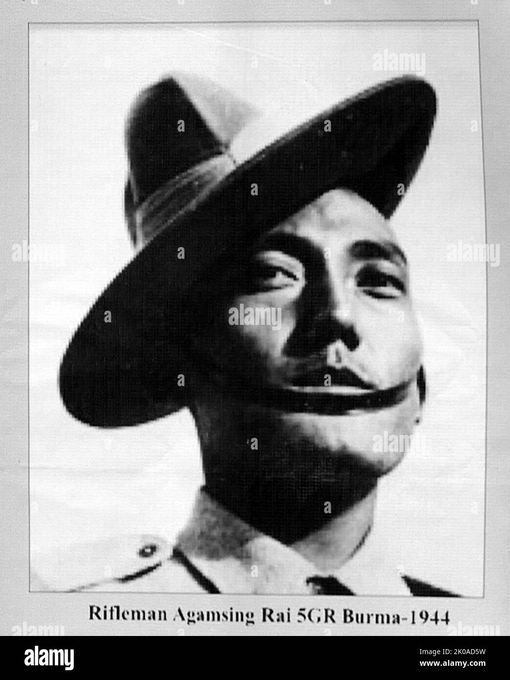 Agansing Rai VC (24. April 1920 - 27. Mai 2000) war ein nepalesischer Gurkha-Träger des Victoria-Kreuzes, der höchsten und renommiertesten Auszeichnung für die Galanterie gegenüber dem Feind, die an britische und Commonwealth-Streitkräfte vergeben werden kann. Agansing Rai war ein 24-jähriger Naik im Bataillon 2., 5. Royal Gurkha Gewehre, in der indischen Armee während des Zweiten Weltkriegs, Als er seine Abteilung bei einem Angriff auf einen von zwei vom Feind eingenommenen Posten anführte und am 26. Juni 1944 in der Nähe der Stadt Bishenpur im indischen Bundesstaat Manipur die Kommunikation der britischen Streitkräfte bedrohte. Stockfoto