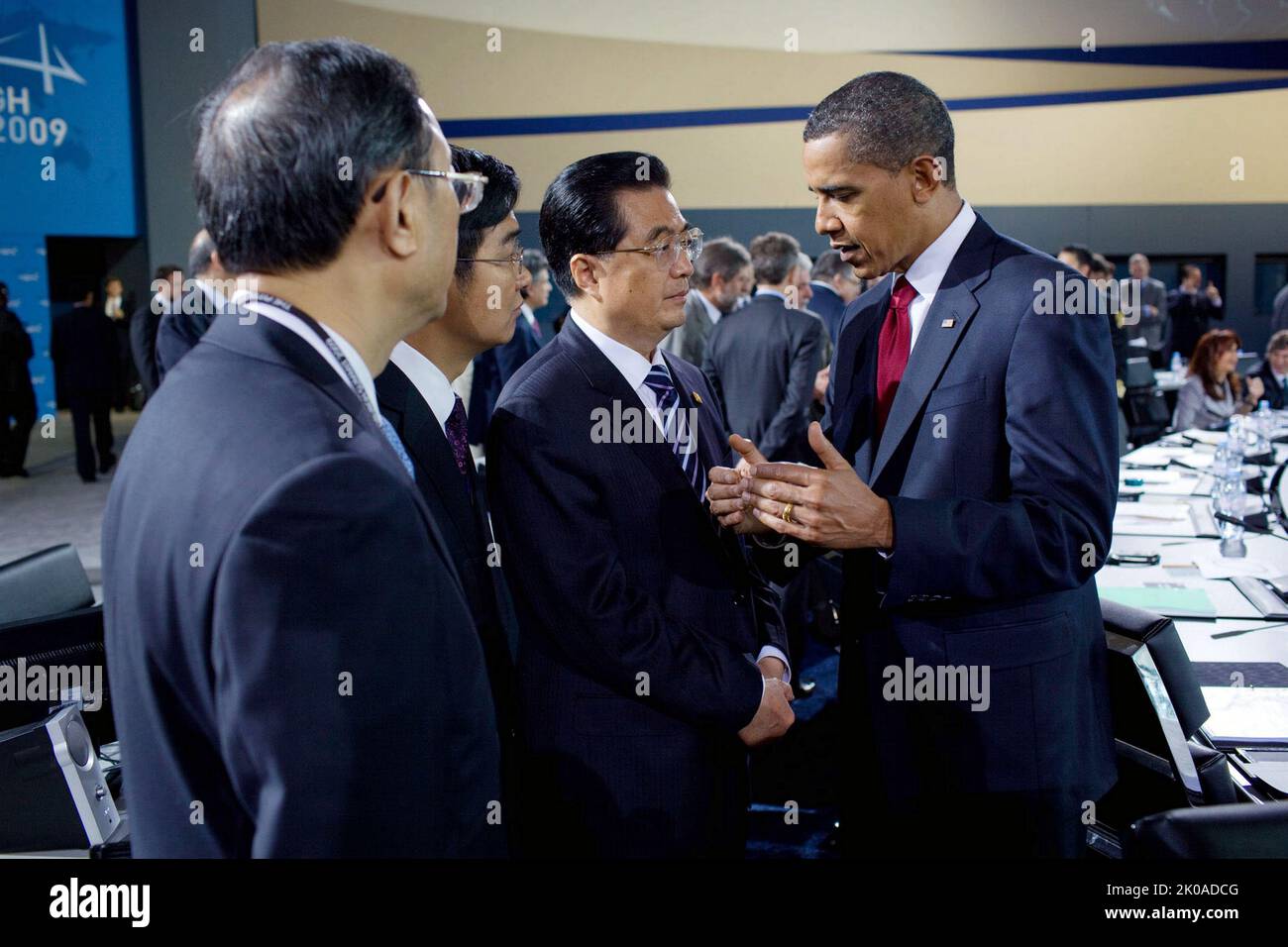 US-Präsident Barack Obama spricht mit dem chinesischen Präsidenten Hu Jintao während der morgendlichen Plenarsitzung des G-20 Pittsburgh-Gipfels im David L. Lawrence Convention Center in Pittsburgh. 2009 Stockfoto