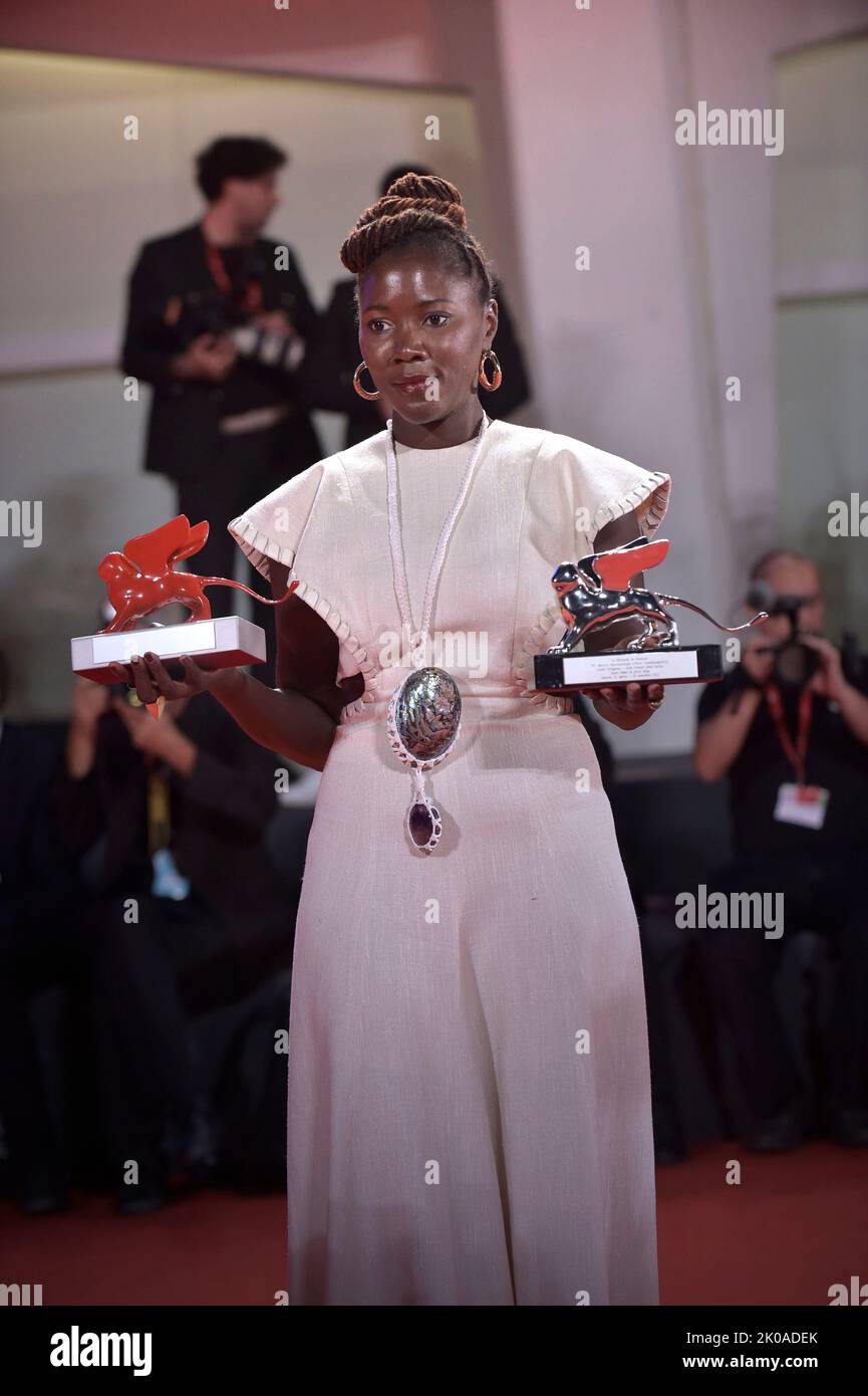 Venezia, Italien. 10. September 2022. VENEDIG, ITALIEN - 10. SEPTEMBER: Alice Diop posiert mit dem Löwen der Zukunft – „Luigi De Laurentiis Venice Award für einen Debütfilm für „Saint Omer“ während der Fotoaufnahme der Preisträger beim Internationalen Filmfestival Venedig 79. am 10. September 2022 in Venedig, Italien Credit: dpa/Alamy Live News Stockfoto