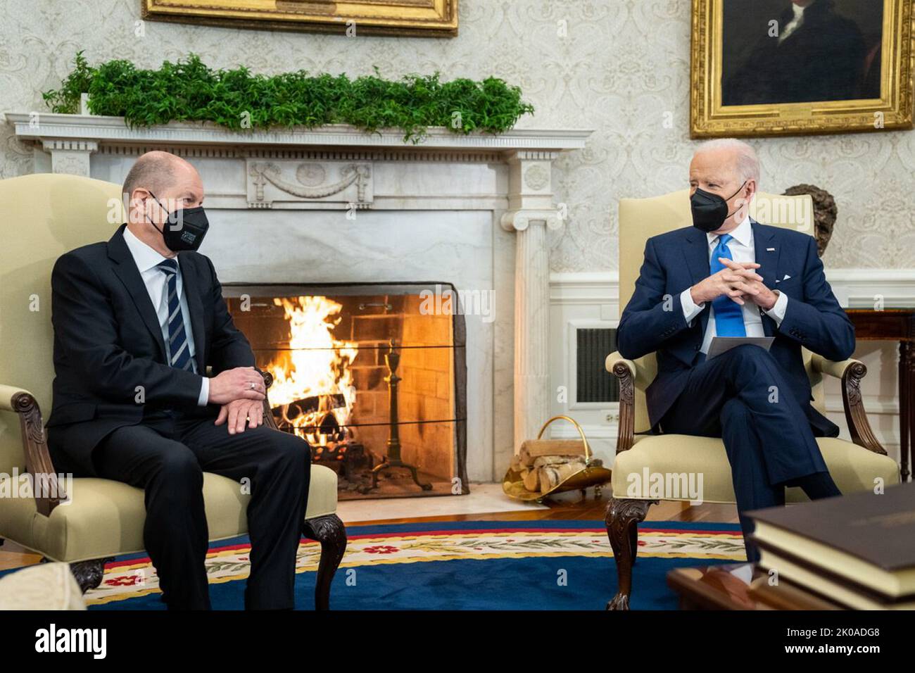 US-Präsident Joe Biden begrüßt Bundeskanzler Olaf Scholz aus Deutschland im Weißen Haus, Februar 2022 Stockfoto